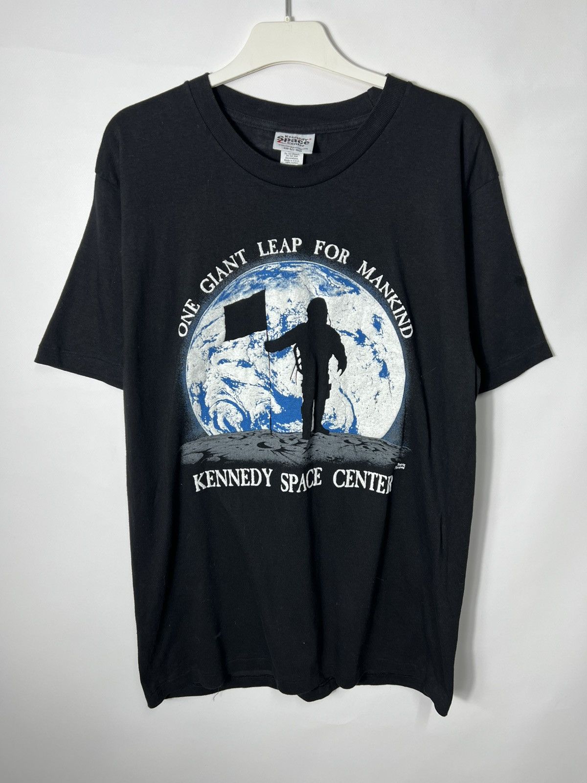 Vintage Vintage 90s Kennedy Space Center Astronaut Moon Earth Tee Size US L / EU 52-54 / 3 - 1 Thumbnail