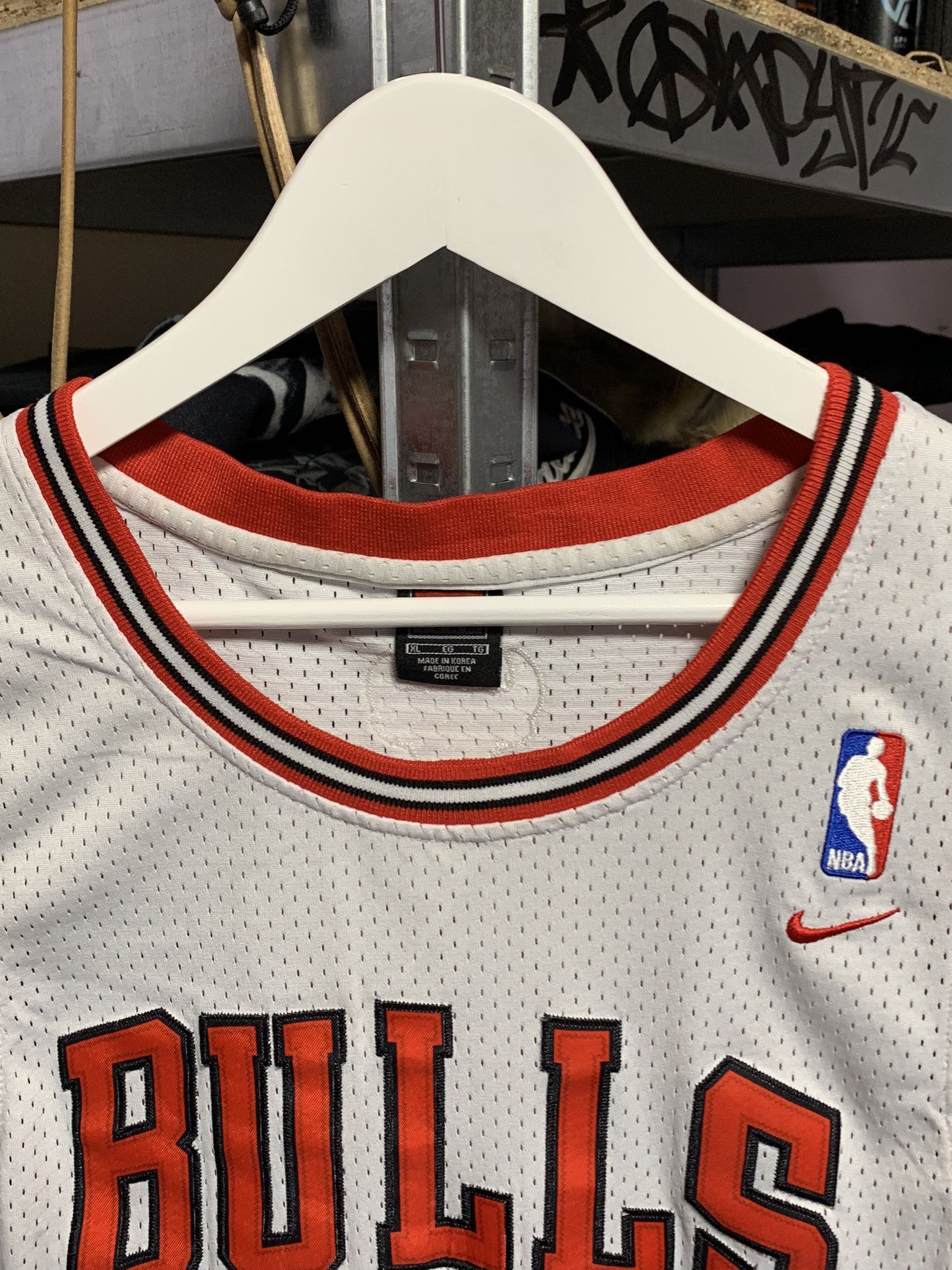 Nike Vintage Nike Chicago Bulls NBA Jersey Jordan #23 XL Size US XL / EU 56 / 4 - 8 Thumbnail