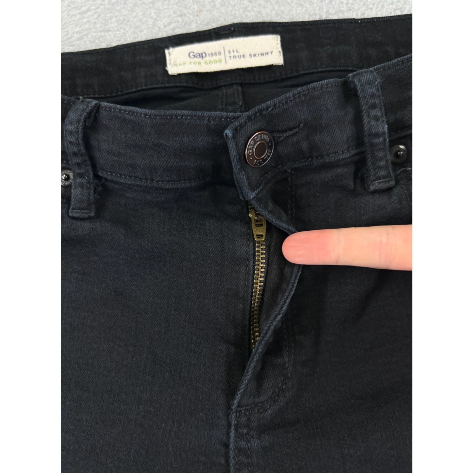 Gap Gap Shorts Womens 31 Black Denim Cutoff Cotton Blend Raw Hem Mid Rise 30x10 Shorts Womens 31 Black Denim Cut-Off Mid Rise Raw Hem Vintage No Size 24" / US 00 / IT 34 - 6 Thumbnail