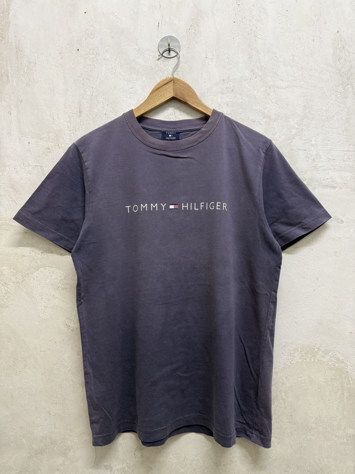 Tommy Hilfiger 2000s Faded Black Tommy Hilfiger Center Spellout Shirt Size US S / EU 44-46 / 1 - 1 Thumbnail