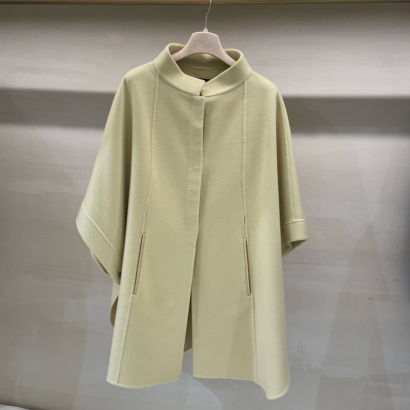 Loro Piana Loro Piana Cashmere Cape Size M Size M / US 6-8 / IT 42-44 - 1 Thumbnail
