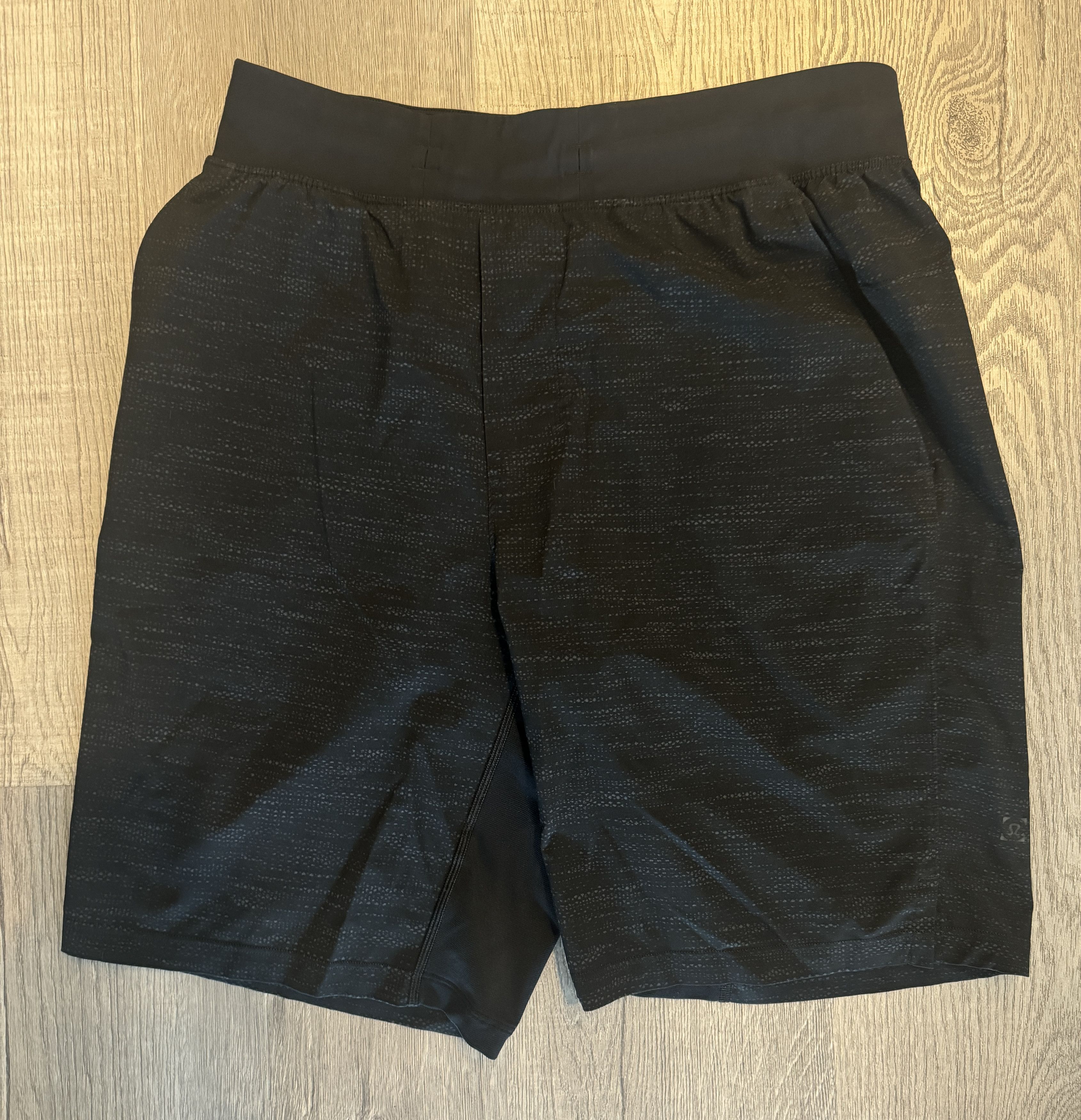 Lululemon Lululemon Mens Black Basketball Gym Shorts Size S Size US 31 - 1 Thumbnail