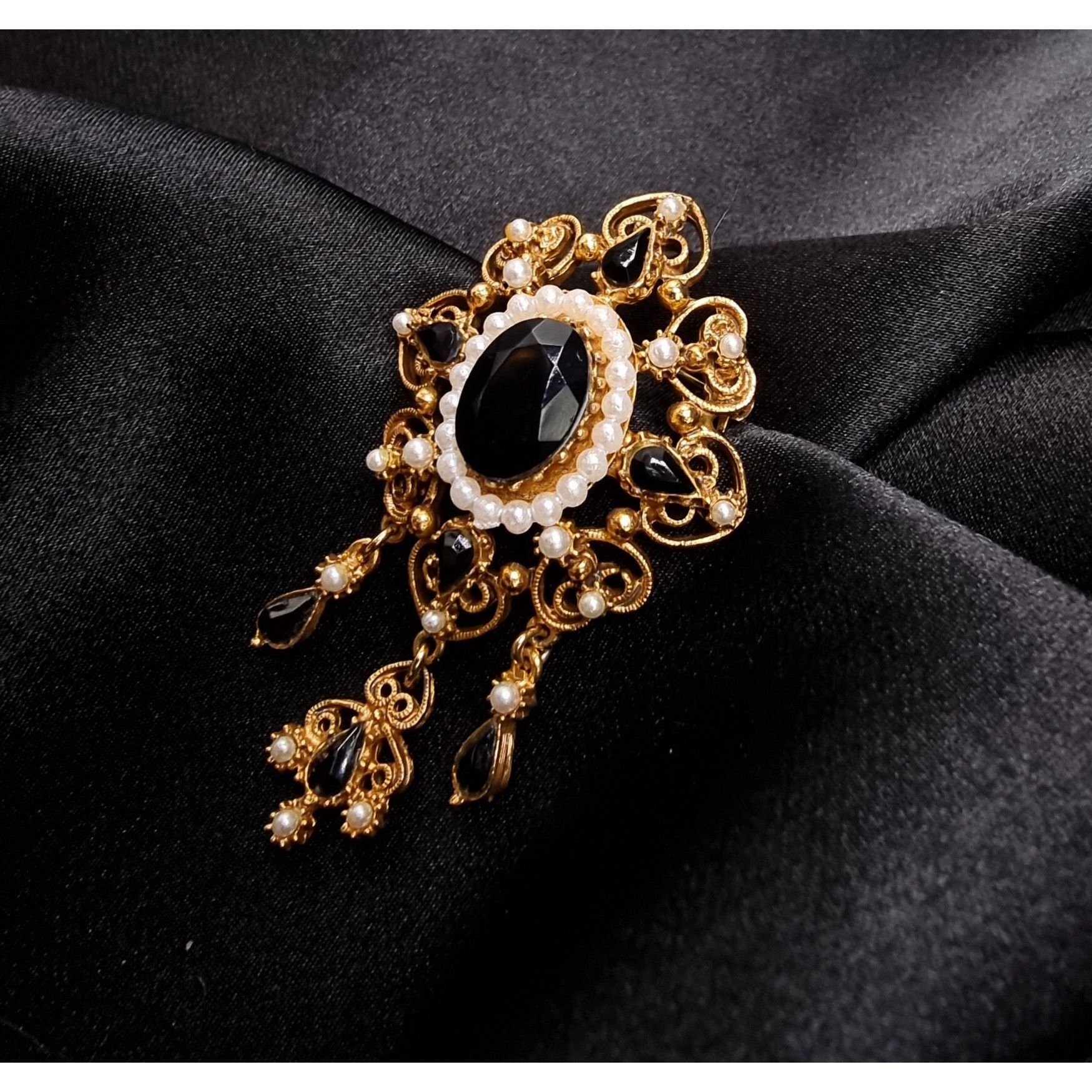 Vintage Vintage 1960s FLORENZA Signed Gold-Tone Victorian Brooch Size ONE SIZE - 3 Thumbnail