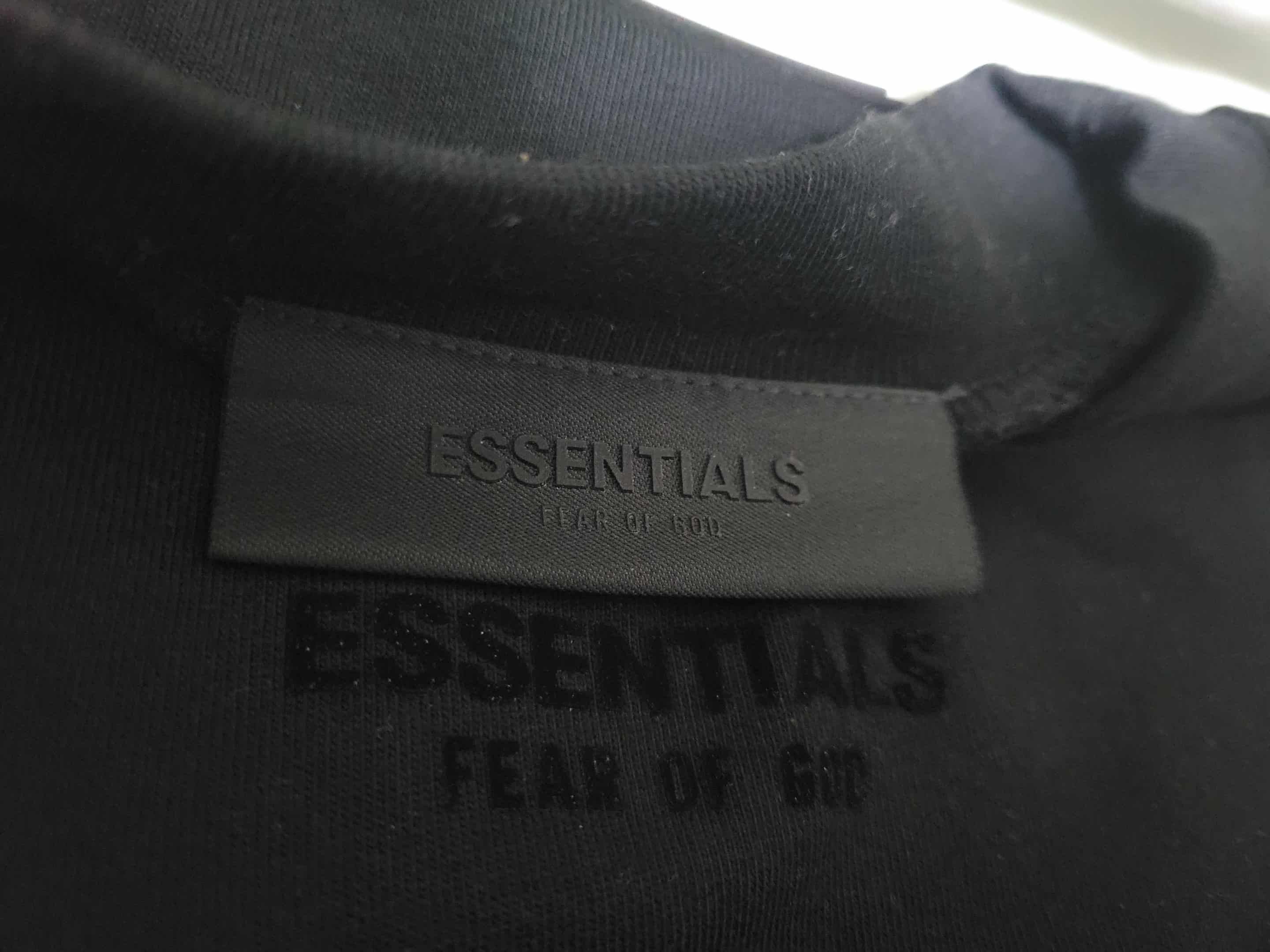 Fear of God sz L FOG Essentials Small Logo Tee Jet Black (FW23) Size US L / EU 52-54 / 3 - 6 Thumbnail