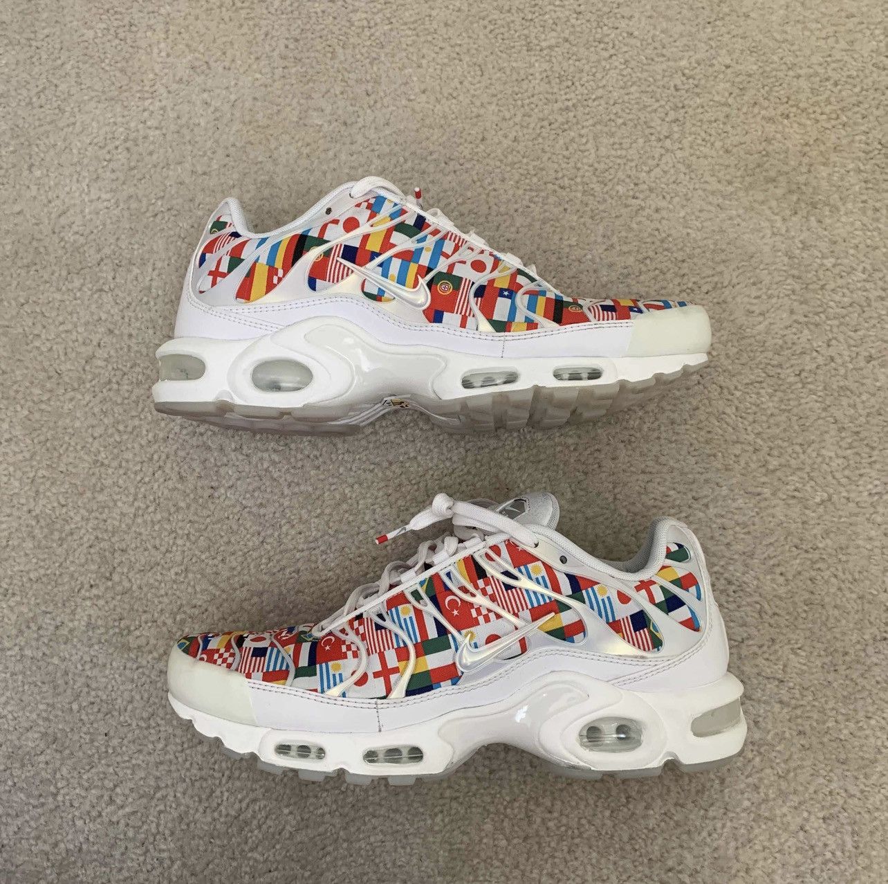 nike air max plus international flag