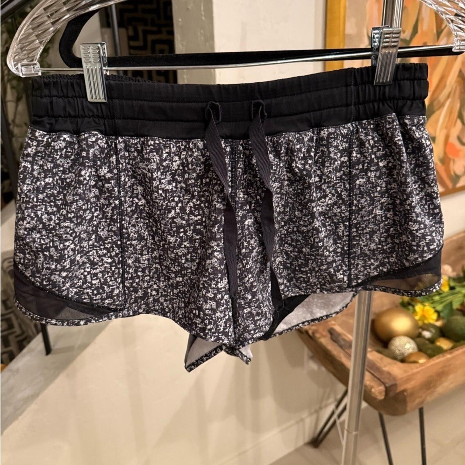 Lululemon Lululemon Hotty Hot Shorts 2.5" Daisy Dust Alpine 8 Size 30" / US 8 / IT 44 - 3 Thumbnail