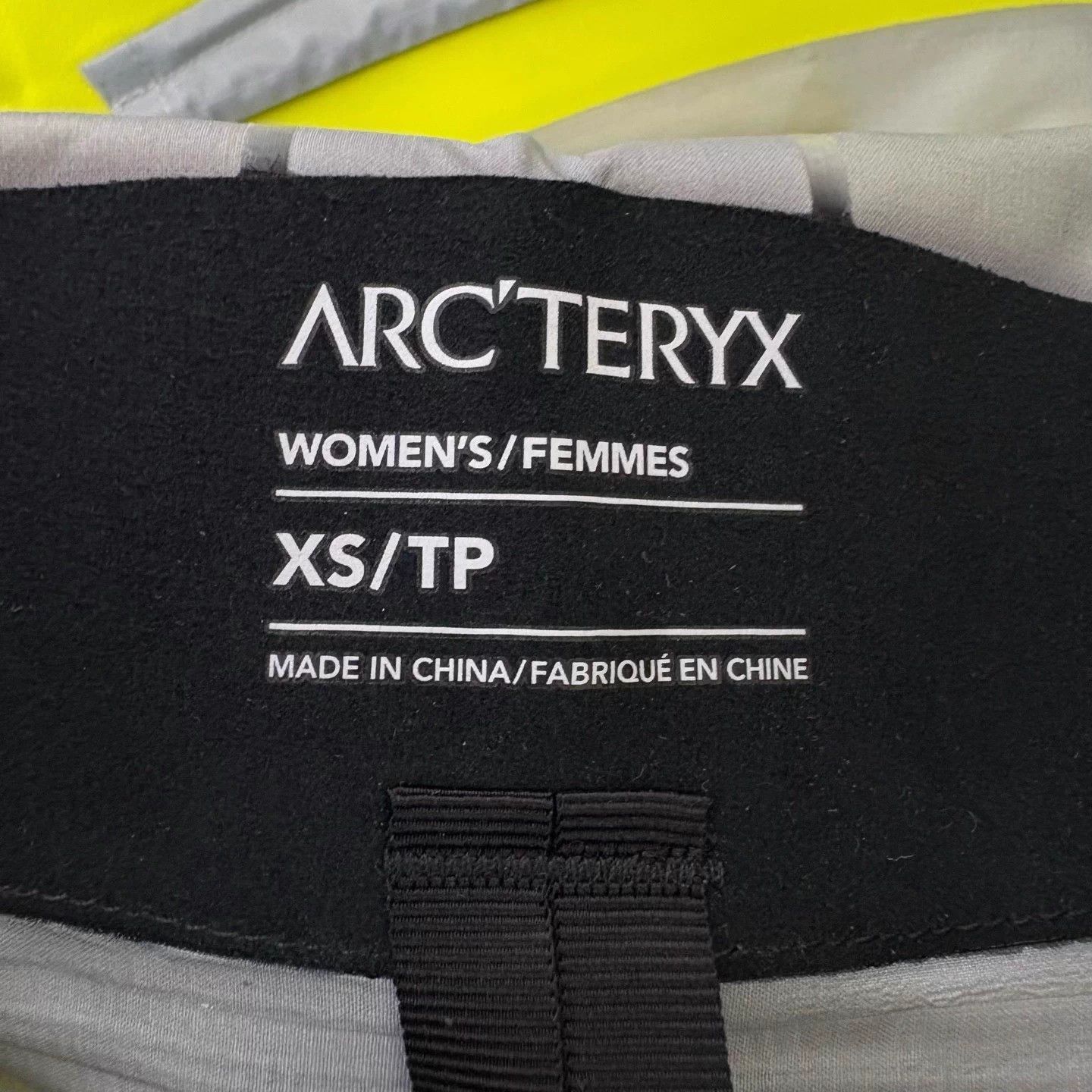 Arc'teryx Arcteryx Alpha SV GORE-TEX Colorblock Year Dragon Yellow Size XS / US 0-2 / IT 36-38 - 3 Thumbnail