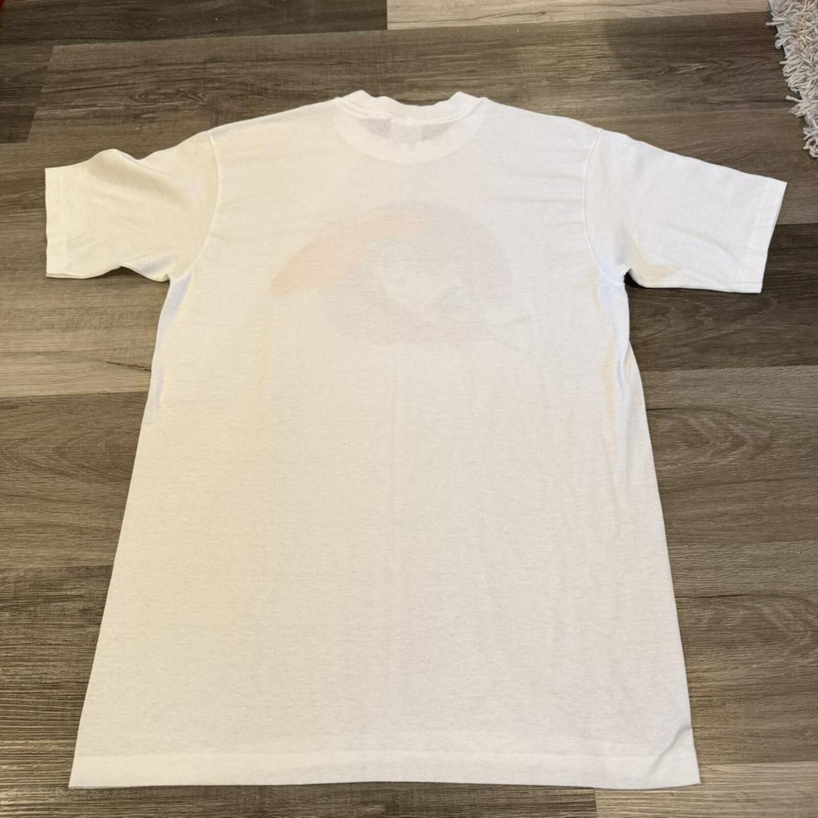 Hanes vintage chill dog on the beach t shirt 80s M/L Size US L / EU 52-54 / 3 - 4 Thumbnail