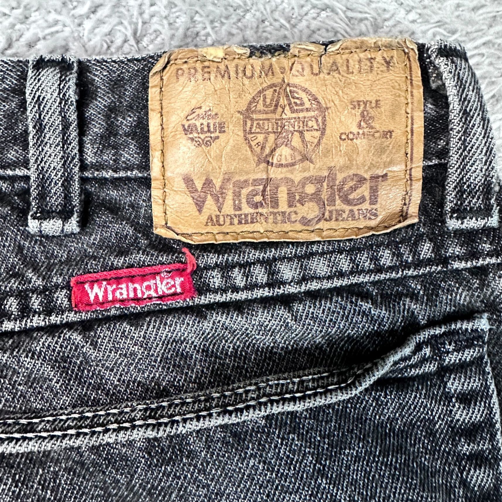 Wrangler VINTAGE Wrangler Rugged Wear Jeans 35x33 Black USA Mens Regular 90s Cowboy USA 5-Pocket Denim Jeans Size US 35 - 7 Thumbnail