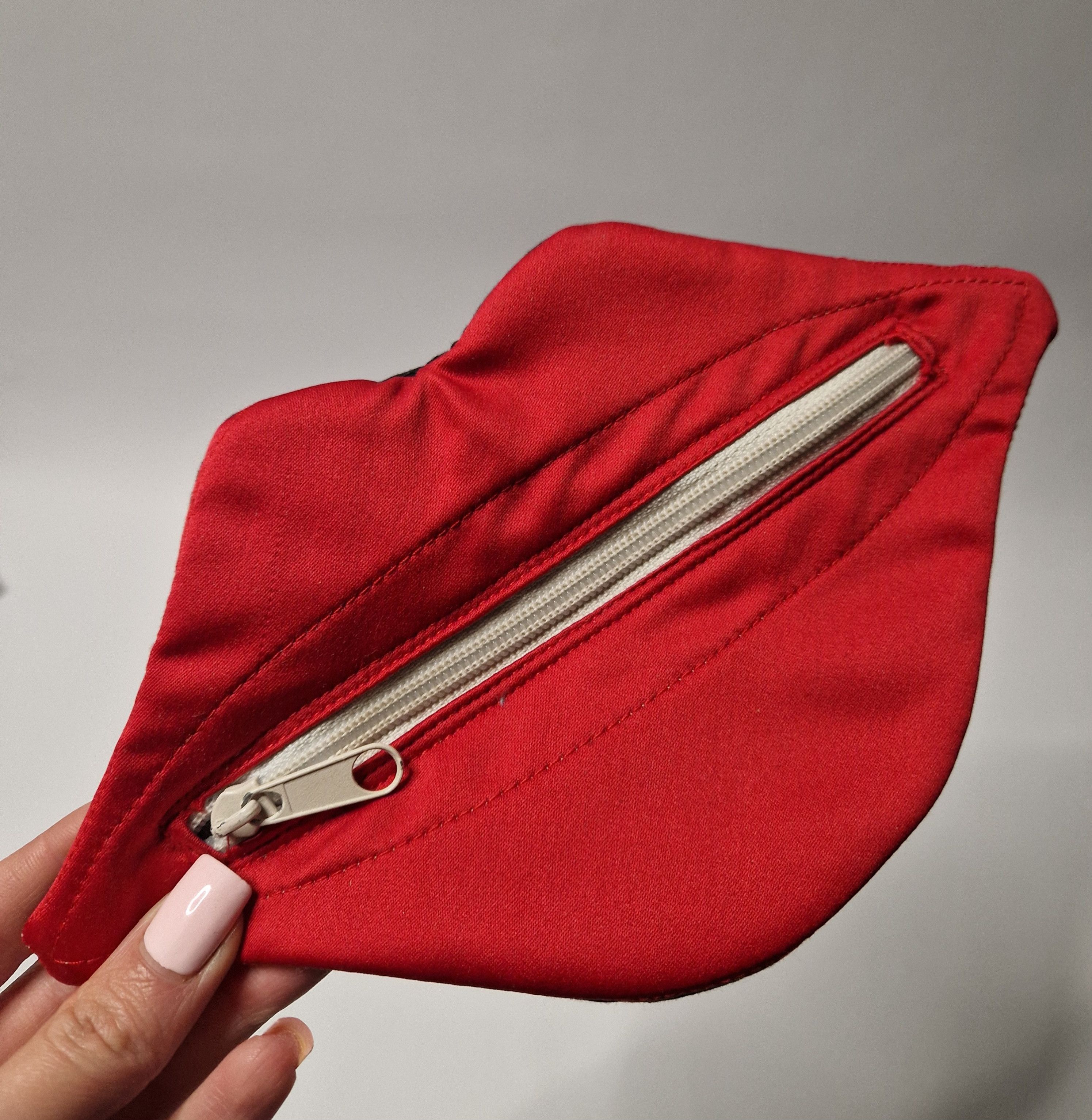 Handmade Hand-Made Red Lip-Shaped Cosmetic Pouch bag Size ONE SIZE - 1 Thumbnail