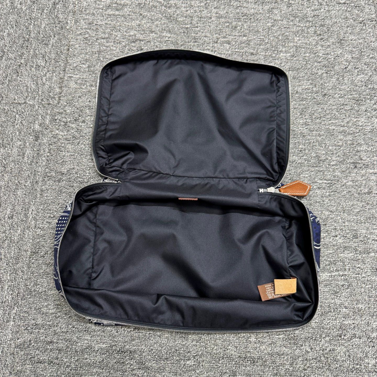 Hermes Hermes Cashew Print Mulberry Silk Case 25x20x10cm Size ONE SIZE - 3 Thumbnail