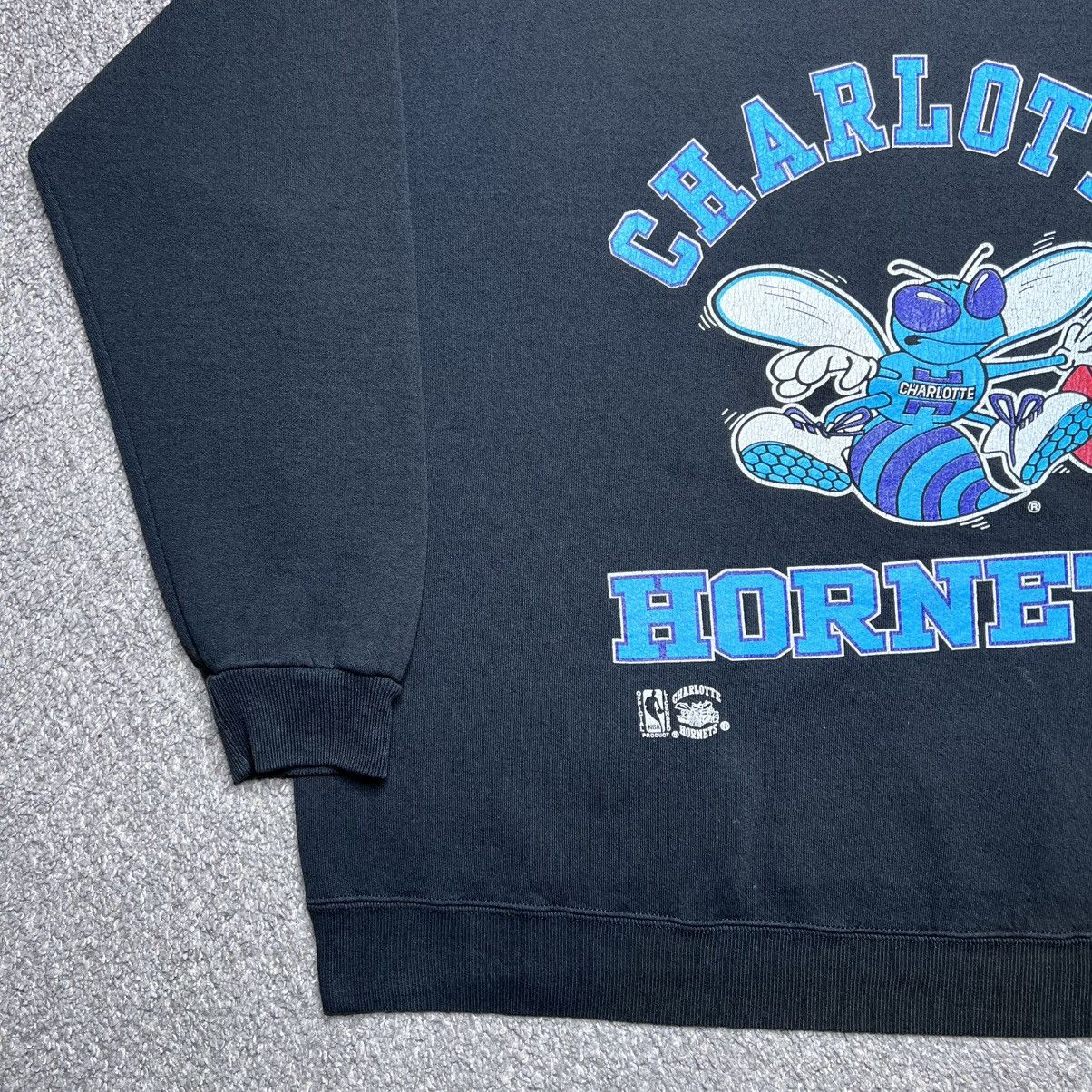 Nutmeg Vintage 1990s NBA Charlotte Hornets Nutmeg Black Sweatshirt Size US XXL / EU 58 / 5 - 17 Thumbnail