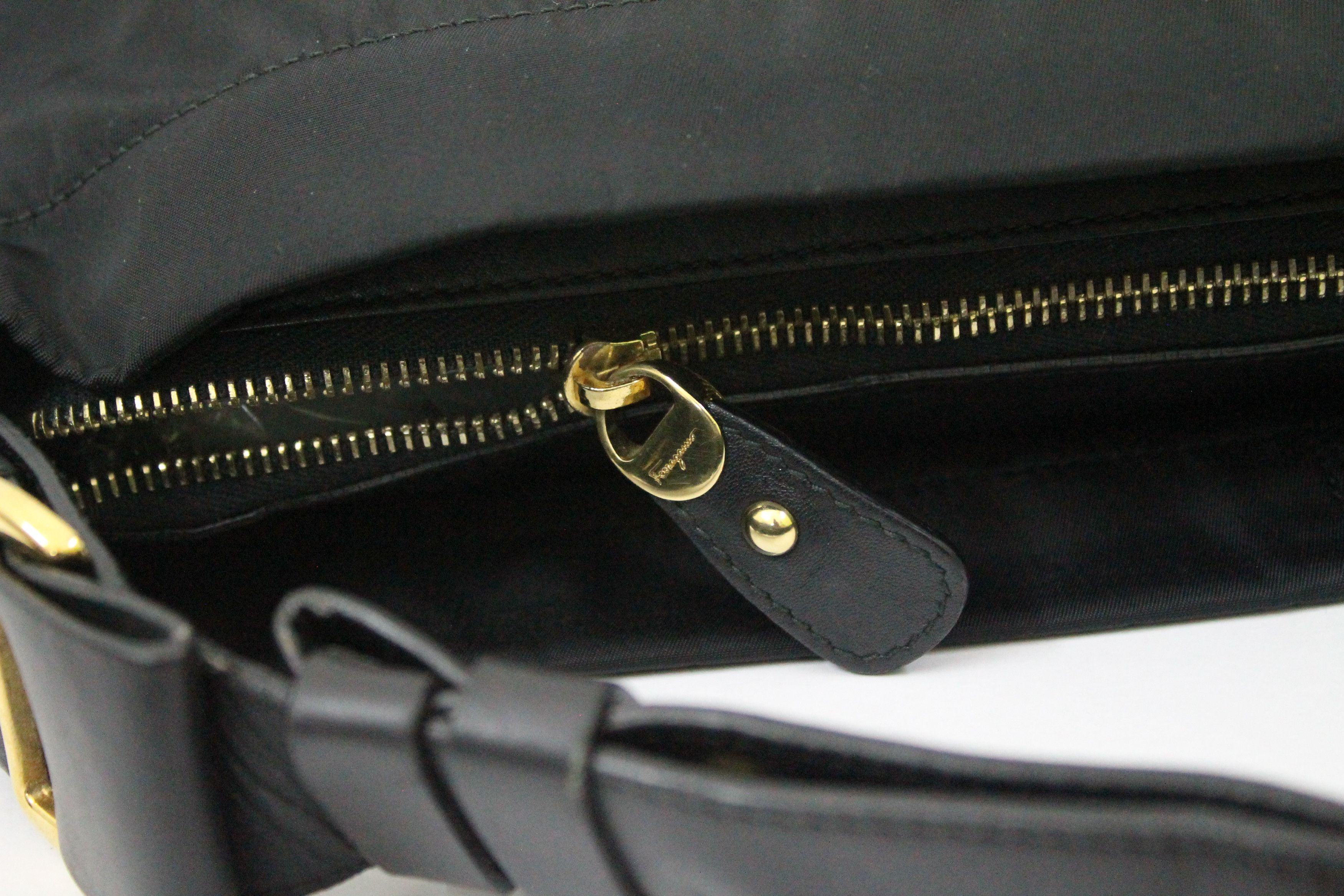 Salvatore Ferragamo Authentic SALVATORE FERRAGAMO Shoulder Bag. Size ONE SIZE - 10 Thumbnail