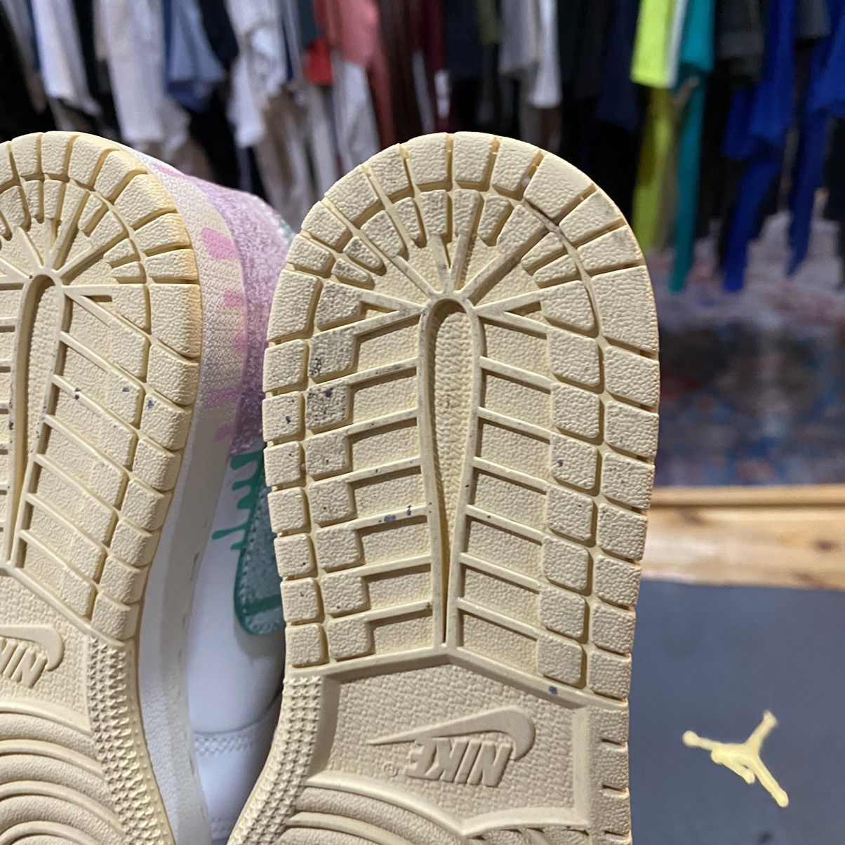 Nike Nike Air Jordan 1 Mid Paint Drip Ice Cream Pink Size 5y Size US 7 / IT 37 - 11 Thumbnail