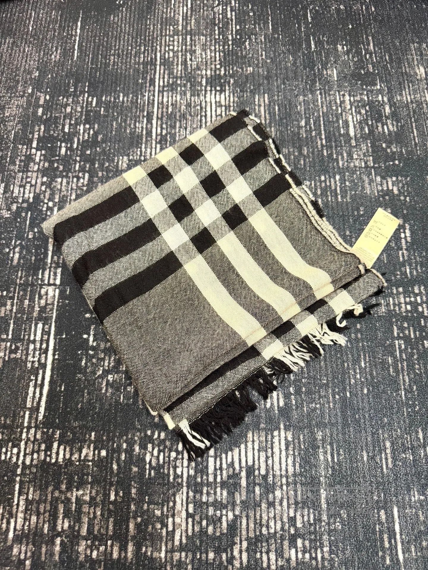 Burberry Burberry Classic Gray White Black Scarf. Size ONE SIZE - 1 Thumbnail
