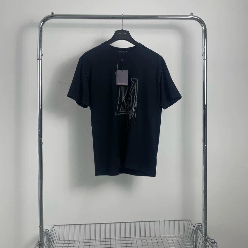 Louis Vuitton Louis Vuitton Hanging line logo black short sleeve 2501-Nex Size US L / EU 52-54 / 3 - 1 Thumbnail
