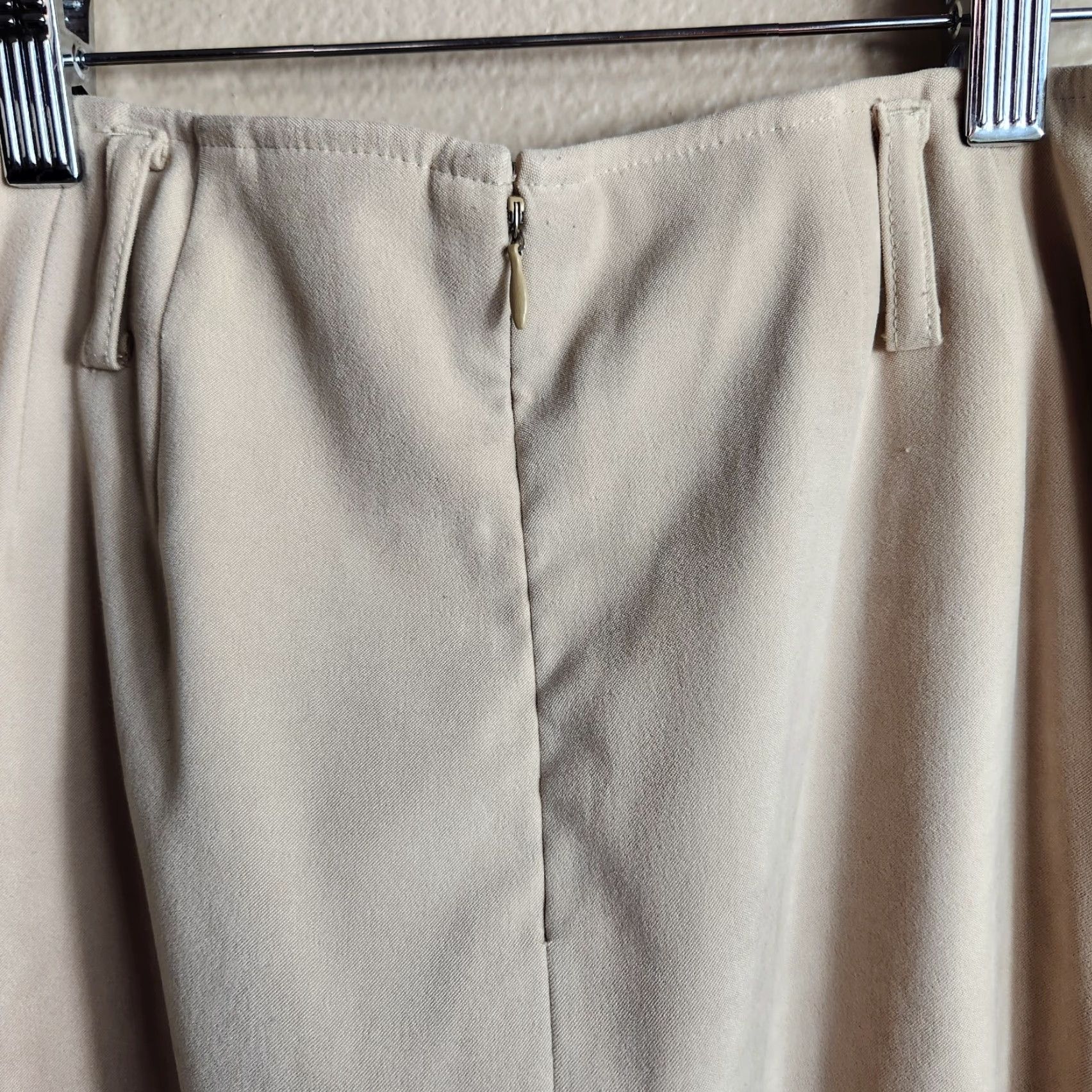 Liz Claiborne VINTAGE Liz Claiborne Liz Sport VTG Womens Skirt 8 Khaki Tan Midi Pencil Beige Polyester Spandex Pockets Slit Zip Size 30" / US 8 / IT 44 - 5 Thumbnail