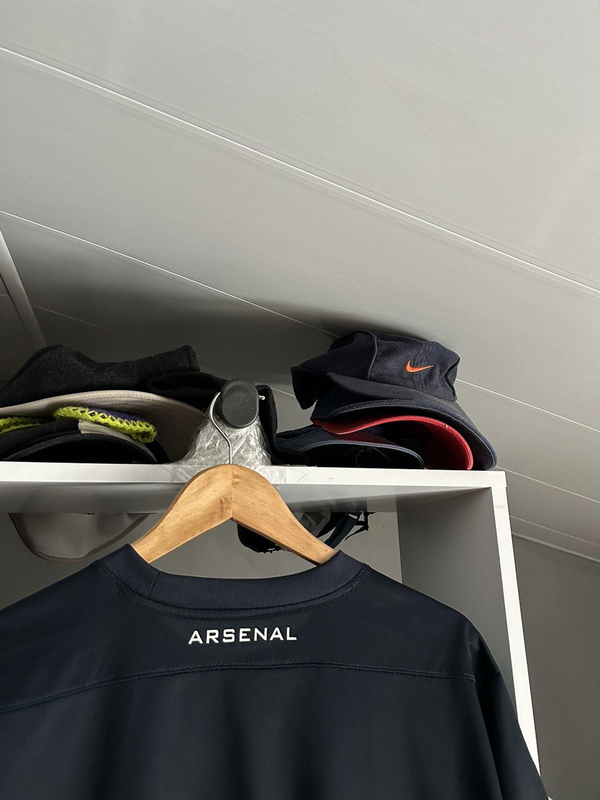 Nike ARSENAL 2011/2012 Nike AWAY FOOTBALL SHIRT JERSEY Size US L / EU 52-54 / 3 - 7 Thumbnail