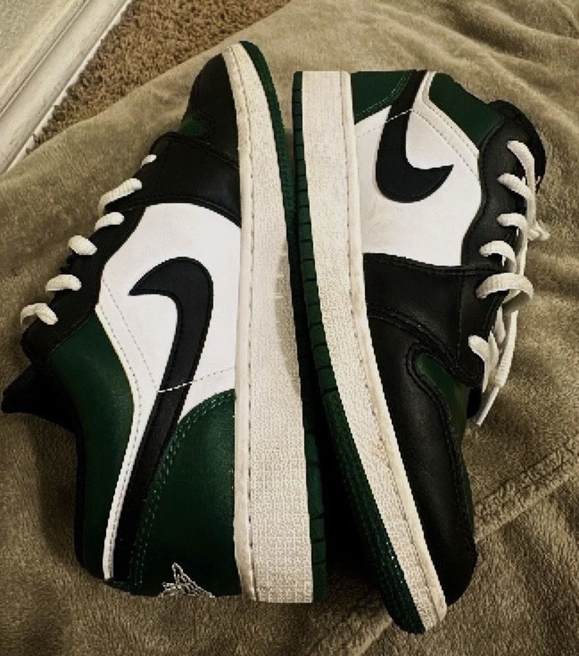 Jordan Brand Nike Air Jordan 1 Low “Green Toe” Sz 6.5y Size US 6.5 / EU 39-40 - 2 Thumbnail