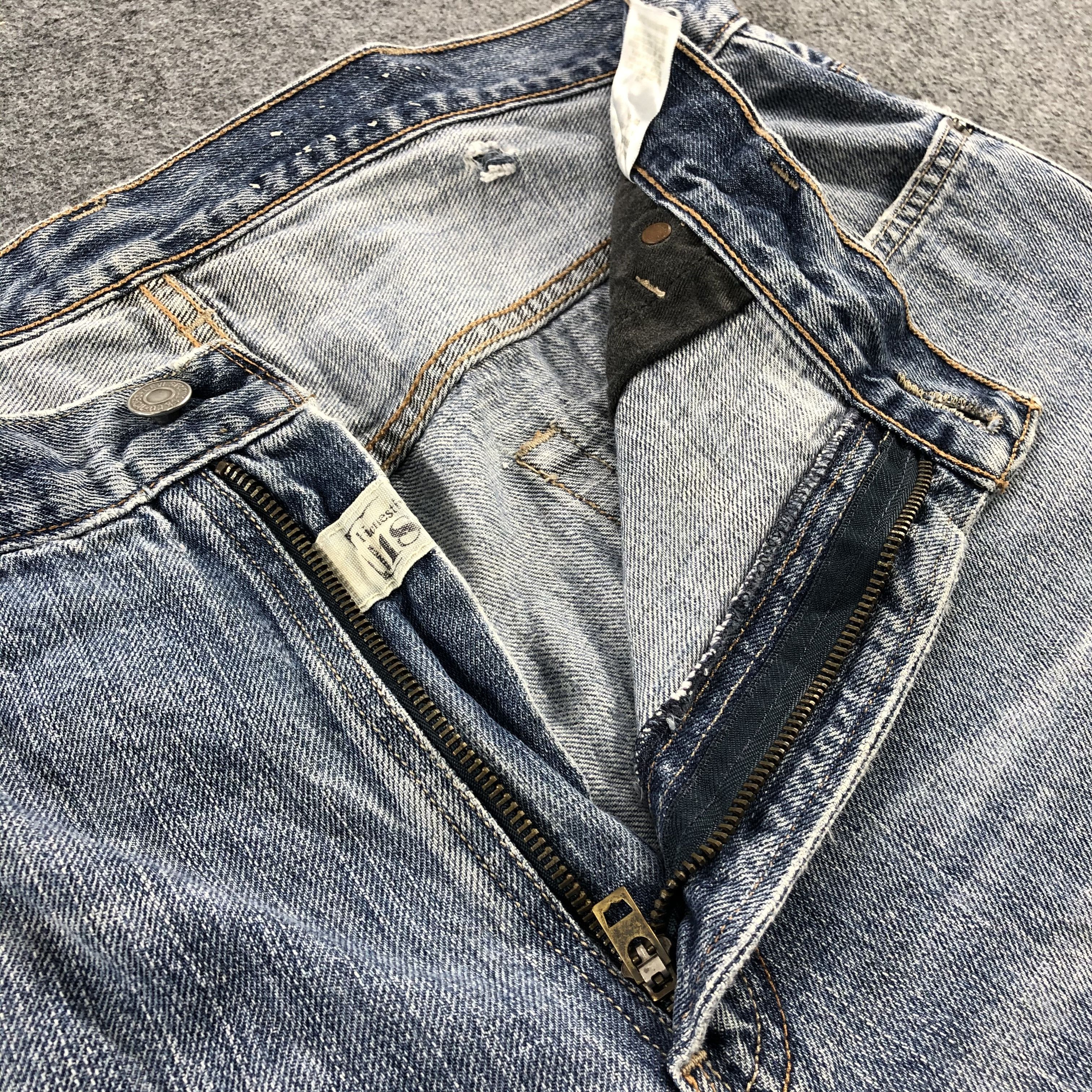Levi's × Vintage Vintage Light Wash Levis 559 Denim Jeans-JM989 Size US 37 - 9 Thumbnail