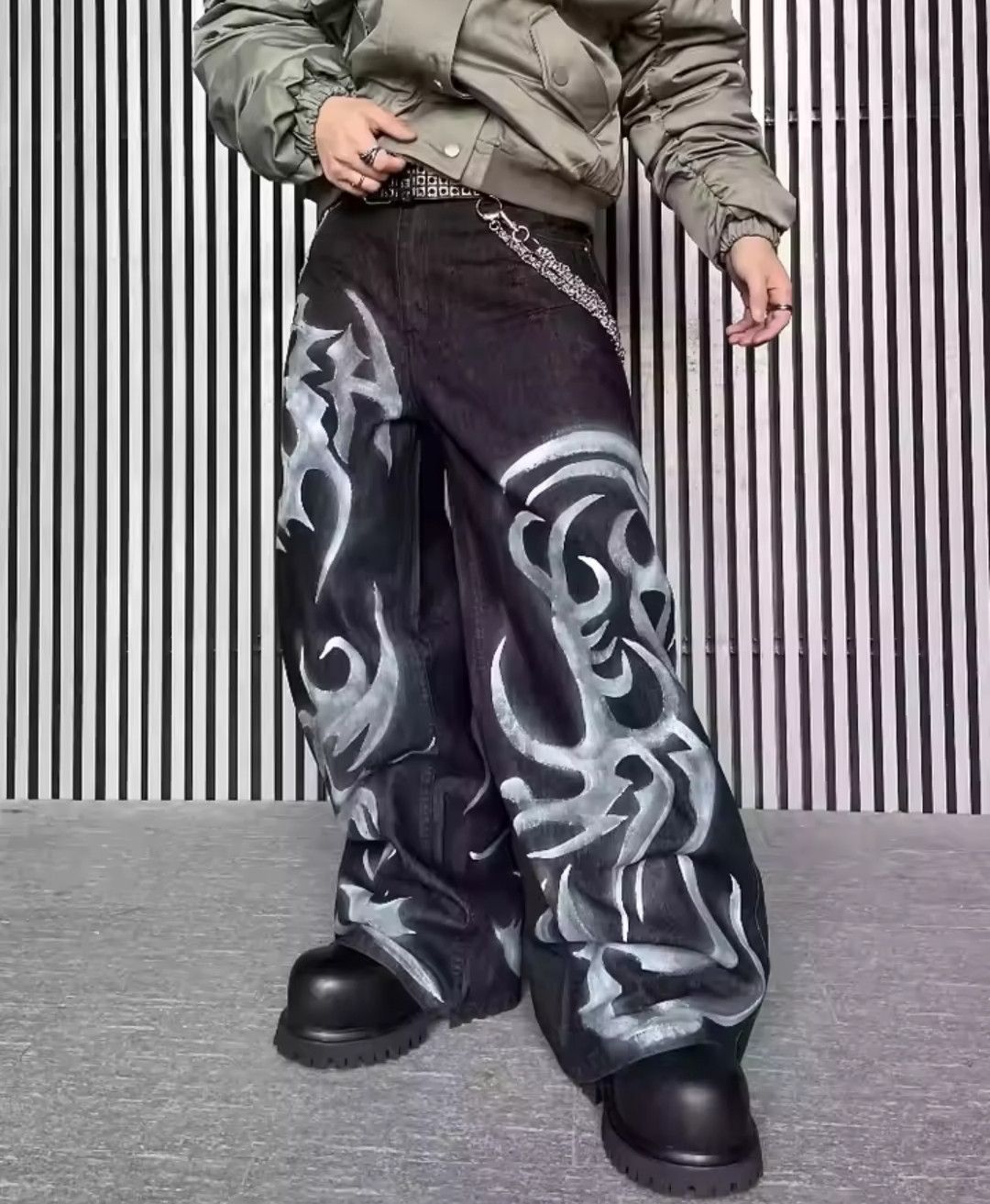 Blade grafitti chalk on black jeans Design