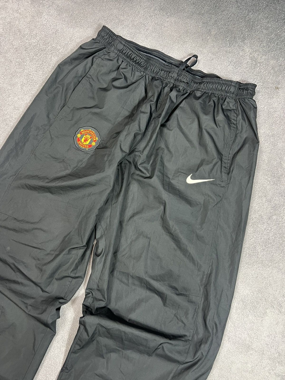 Nike 🖤 OOs Nike Vintage Manchester United Nylon Baggy Drill Pants Size US 36 / EU 52 - 4 Thumbnail
