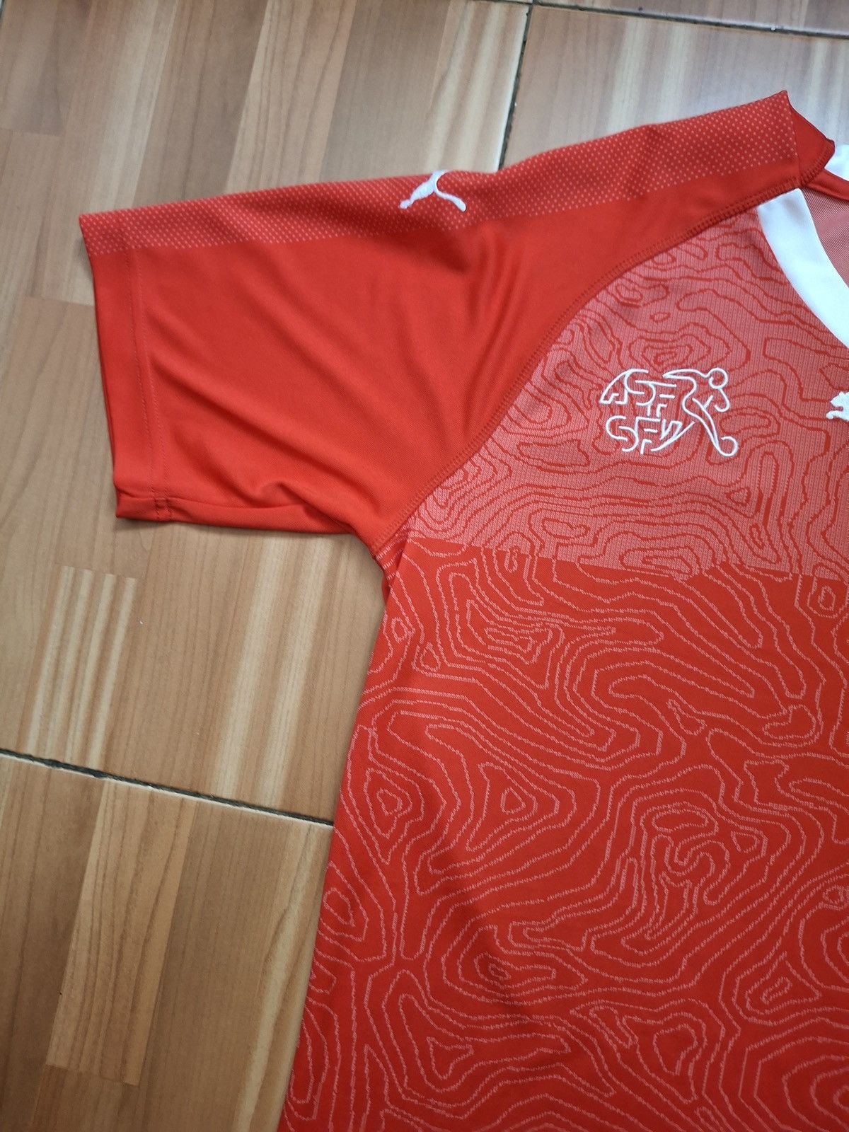 Puma SWITZERLAND PUMA WORLD CUP 2018 FOOTBALL HOME JERSEY SIZE M Size US M / EU 48-50 / 2 - 4 Thumbnail