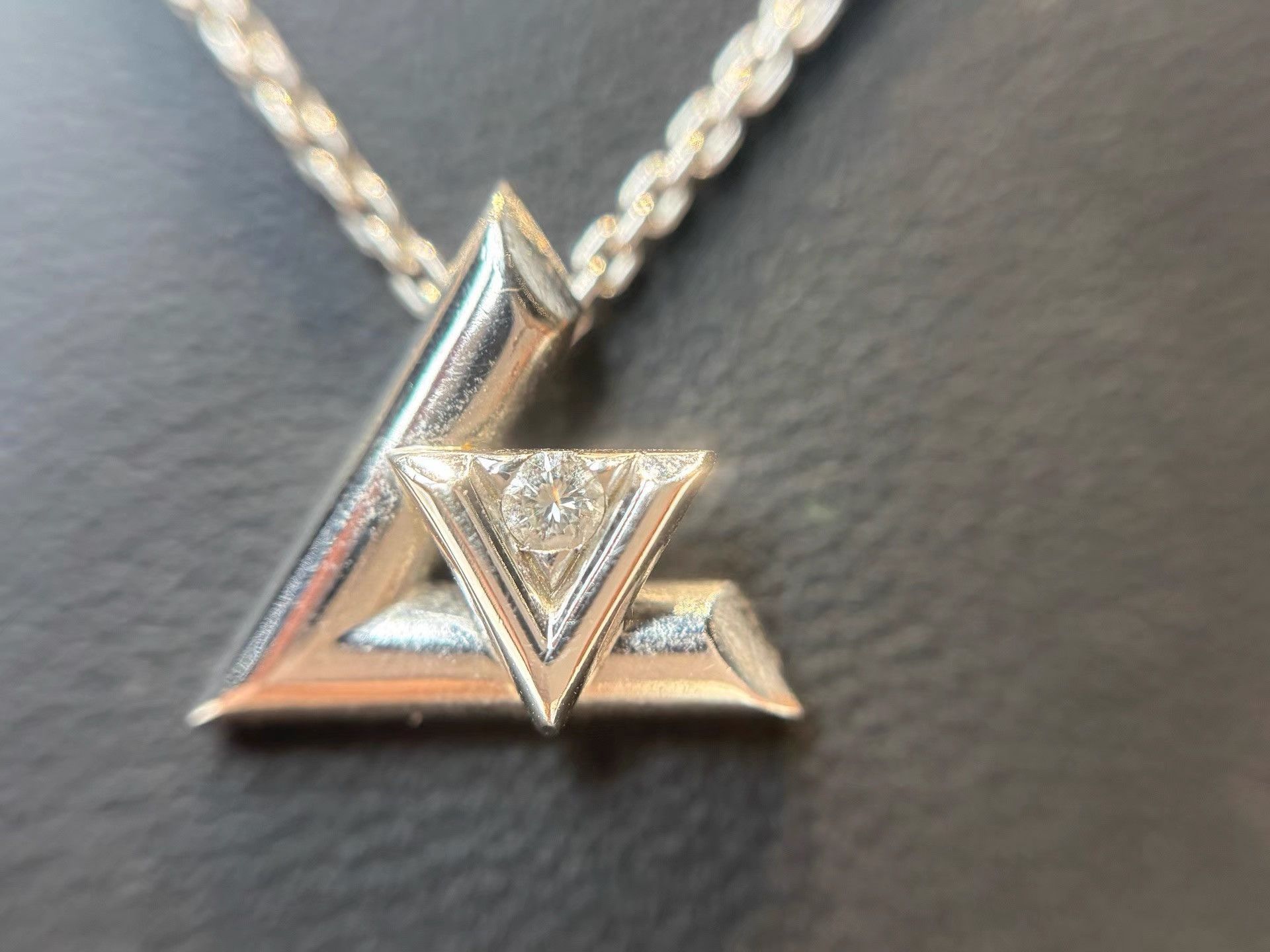 Louis Vuitton Louis Vuitton White Gold Diamond VOLT Pendant K36 Size ONE SIZE - 5 Thumbnail
