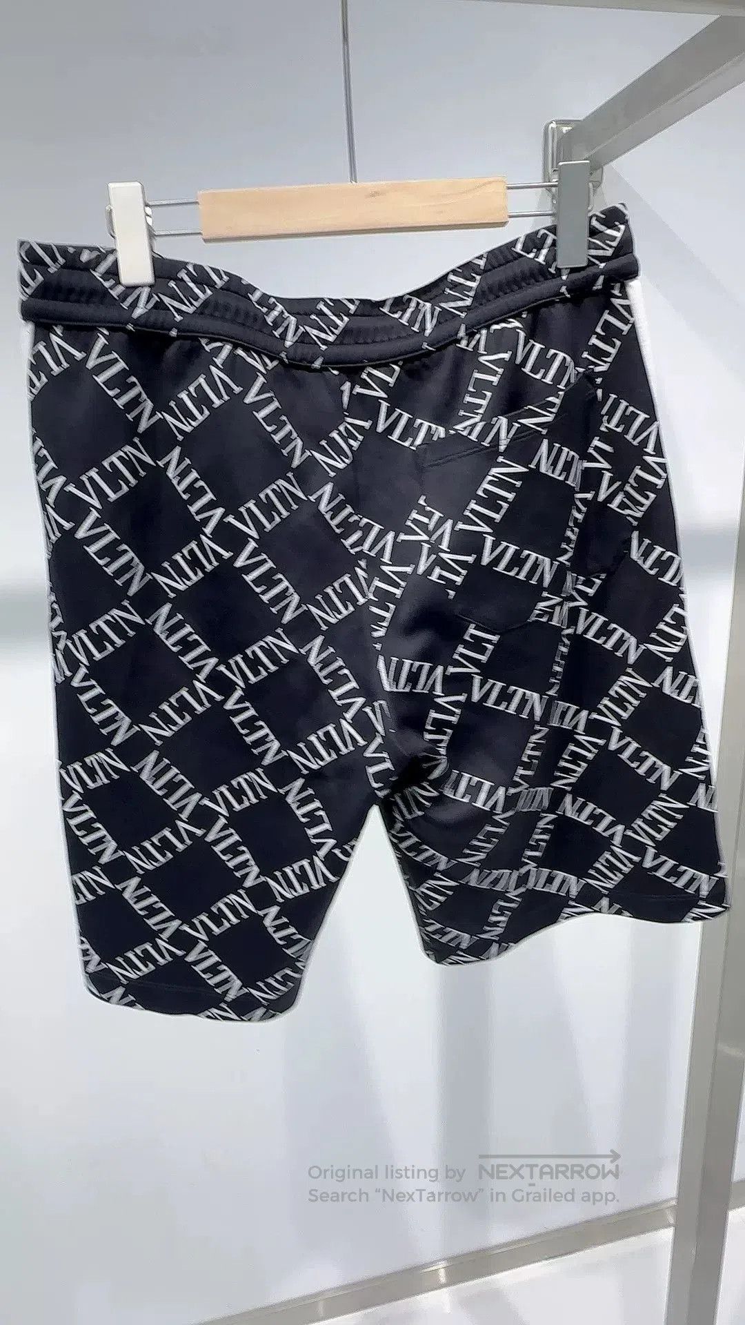Valentino Valentino Black Logo Print Shorts. Size US 33 - 2 Thumbnail
