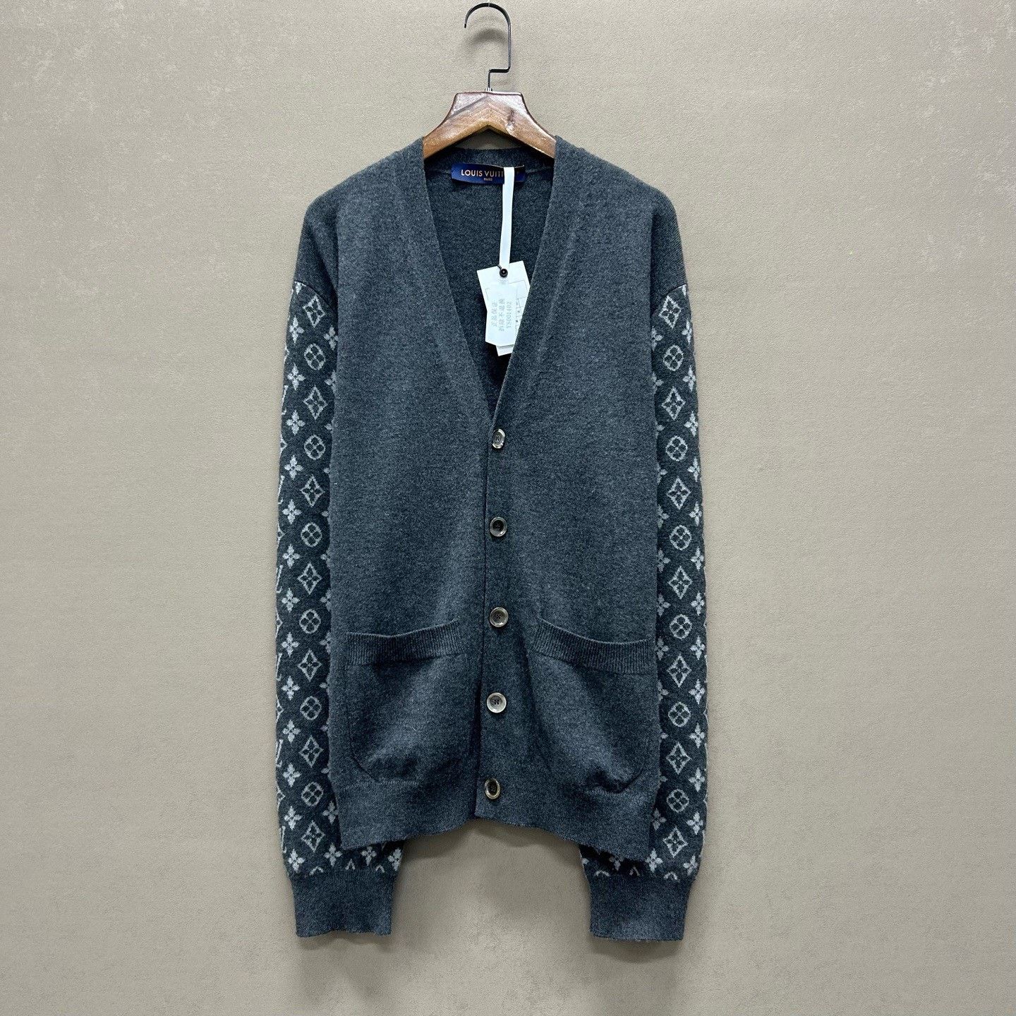 Louis Vuitton Louis Vuitton V-neck All-over Print Knit Coat Size US S / EU 44-46 / 1 - 1 Thumbnail