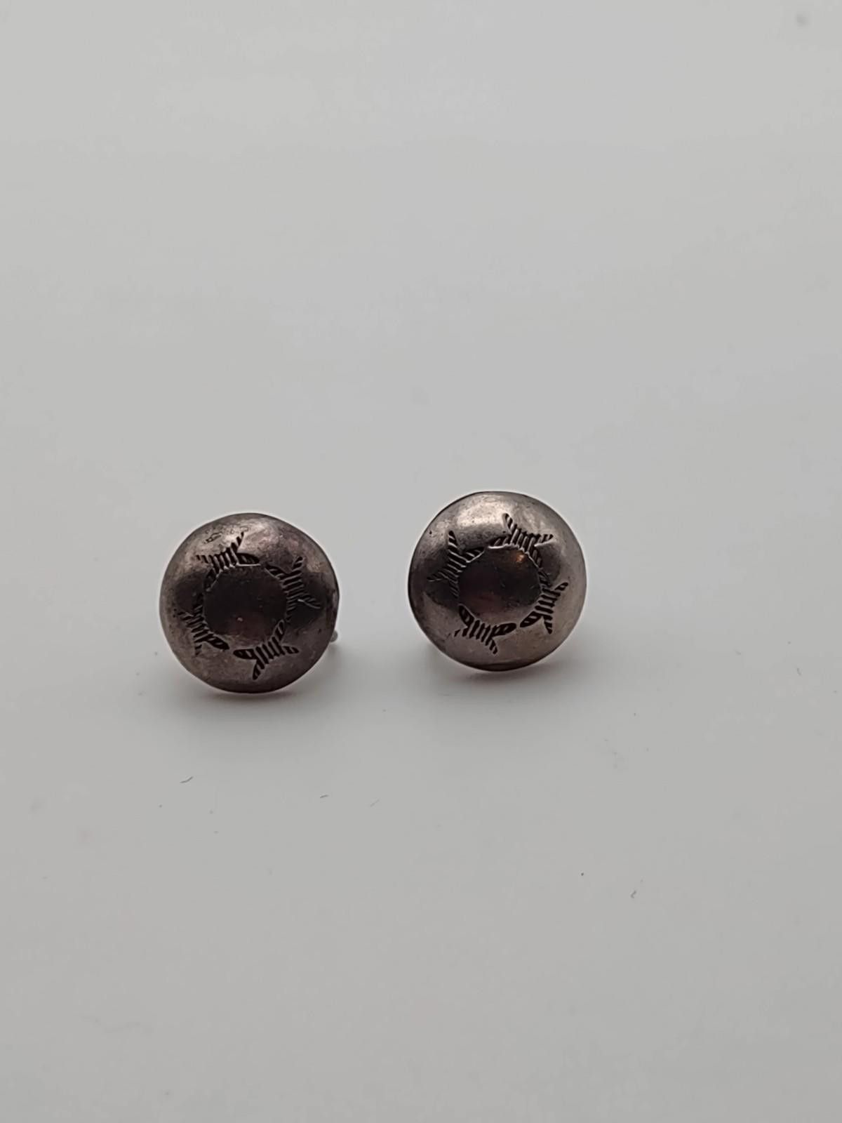 The Unbranded Brand Vintage Sterling Silver Etched Star Dome Screw Back Earrings Size ONE SIZE - 1 Thumbnail