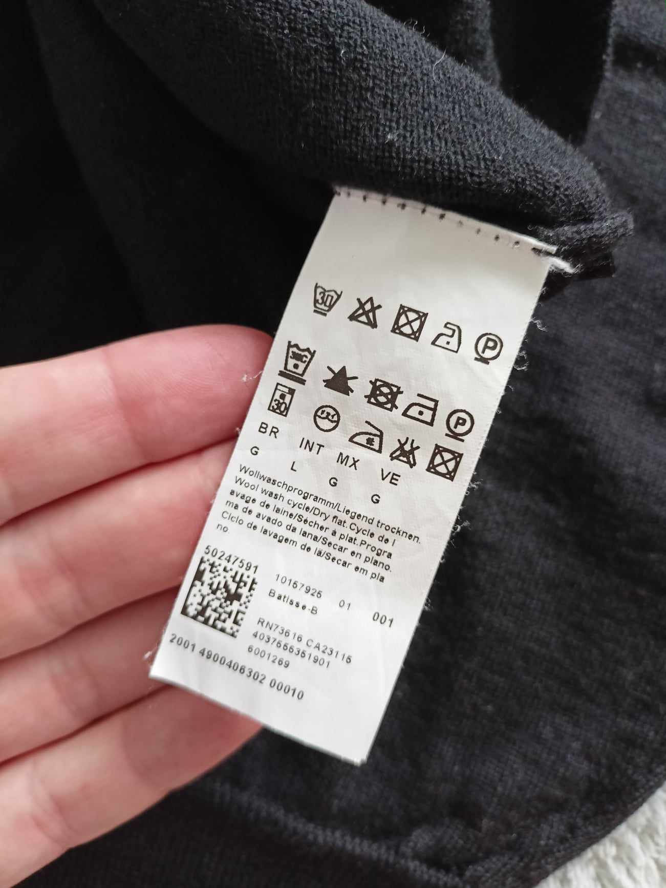 Hugo Boss Hugo Boss men's V-neck sweater - label size L (more like S) Size US S / EU 44-46 / 1 - 5 Thumbnail