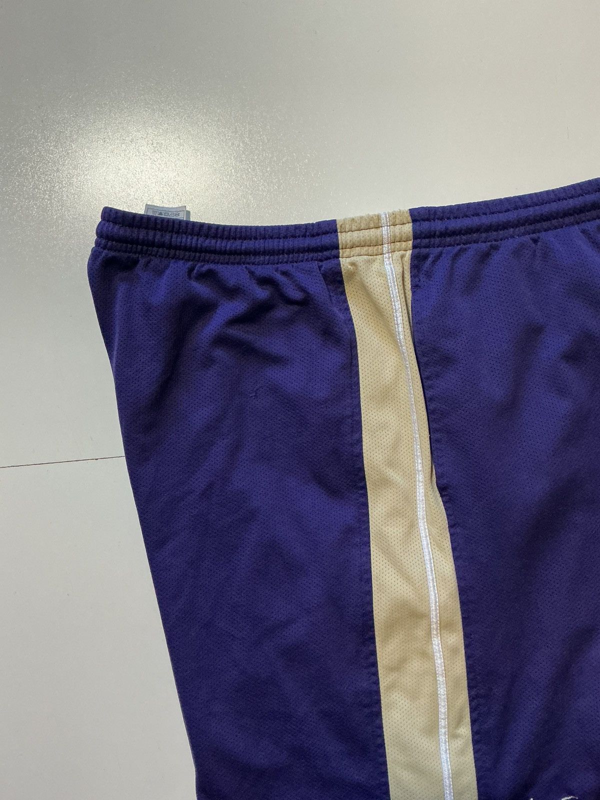 Nike Nike Washington University Huskies 8” Basketball Shorts Size US 36 / EU 52 - 10 Thumbnail