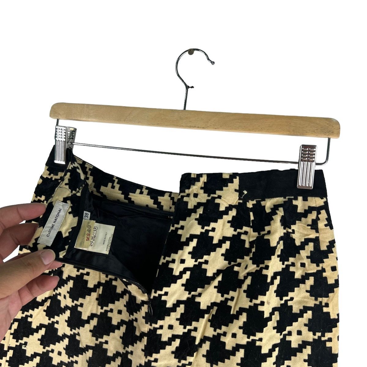 Vintage 🔥VTG DIGITAL CAMO DESIGN MINI SKIRT COSTUME NATIONAL Size 26" / US 2 / IT 38 - 8 Thumbnail