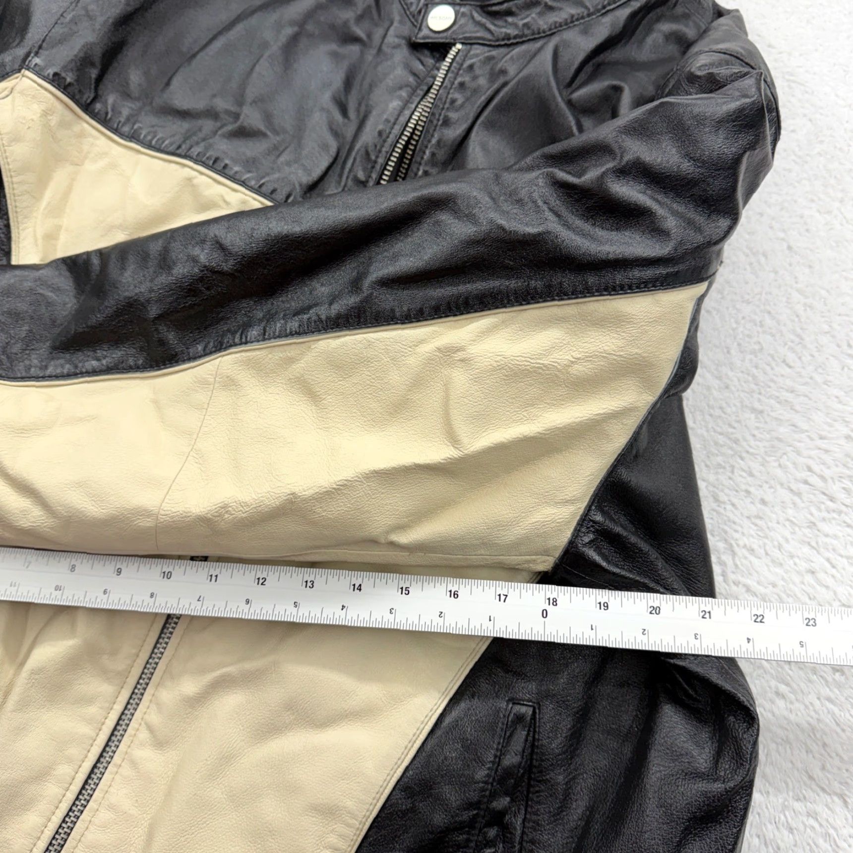 Vintage VINTAGE? No. Wilsons Leather Biker Jacket CAD? No. Size US XXL / EU 58 / 5 - 6 Thumbnail