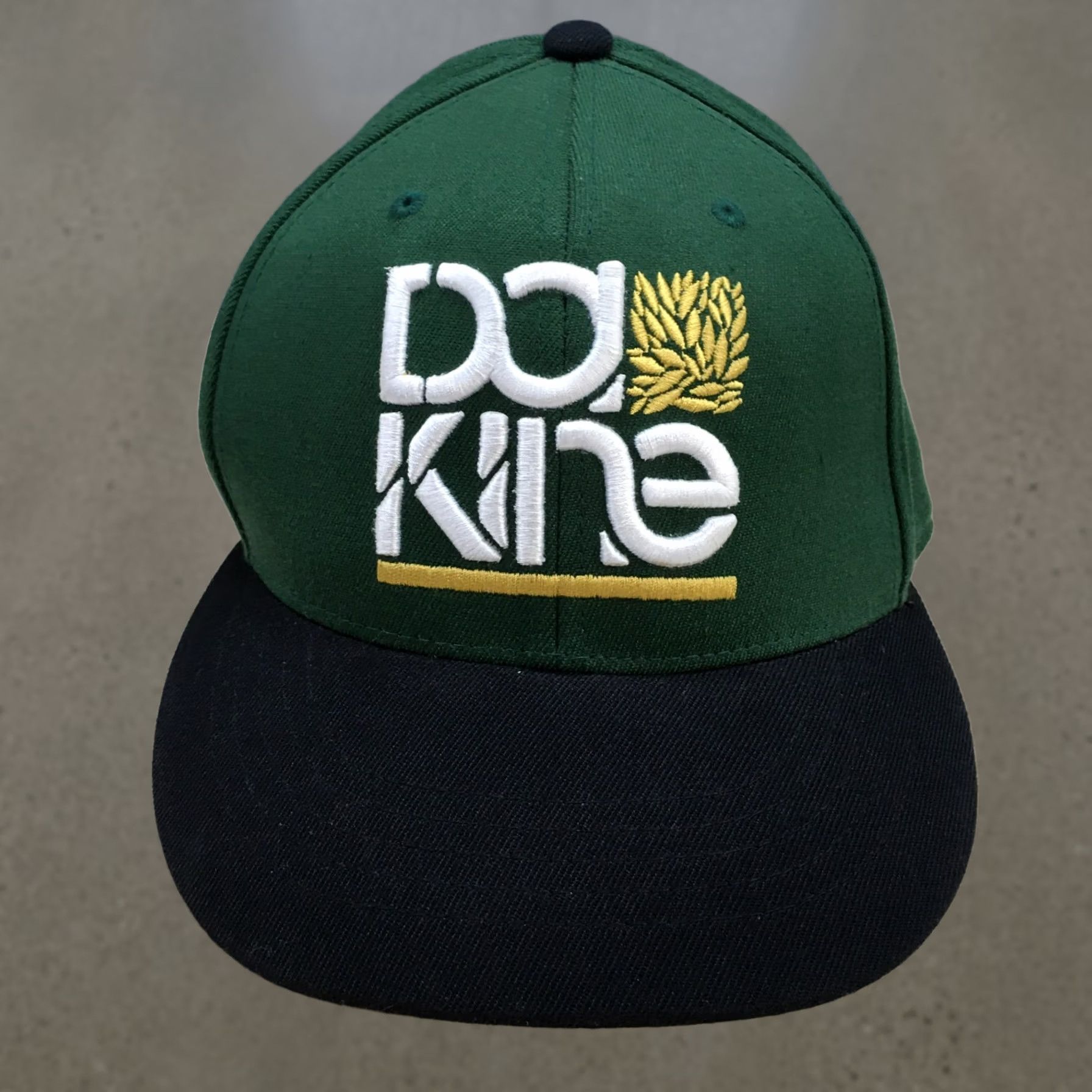Vintage Flexfit DaKine Fitted Flat Brim Cap Hat Mens 6 7/8 Green Embroidered 210 Fitted Breathable Light-weight Baseball Cap Mens Winter Spring Summer Fall Size ONE SIZE - 1 Thumbnail