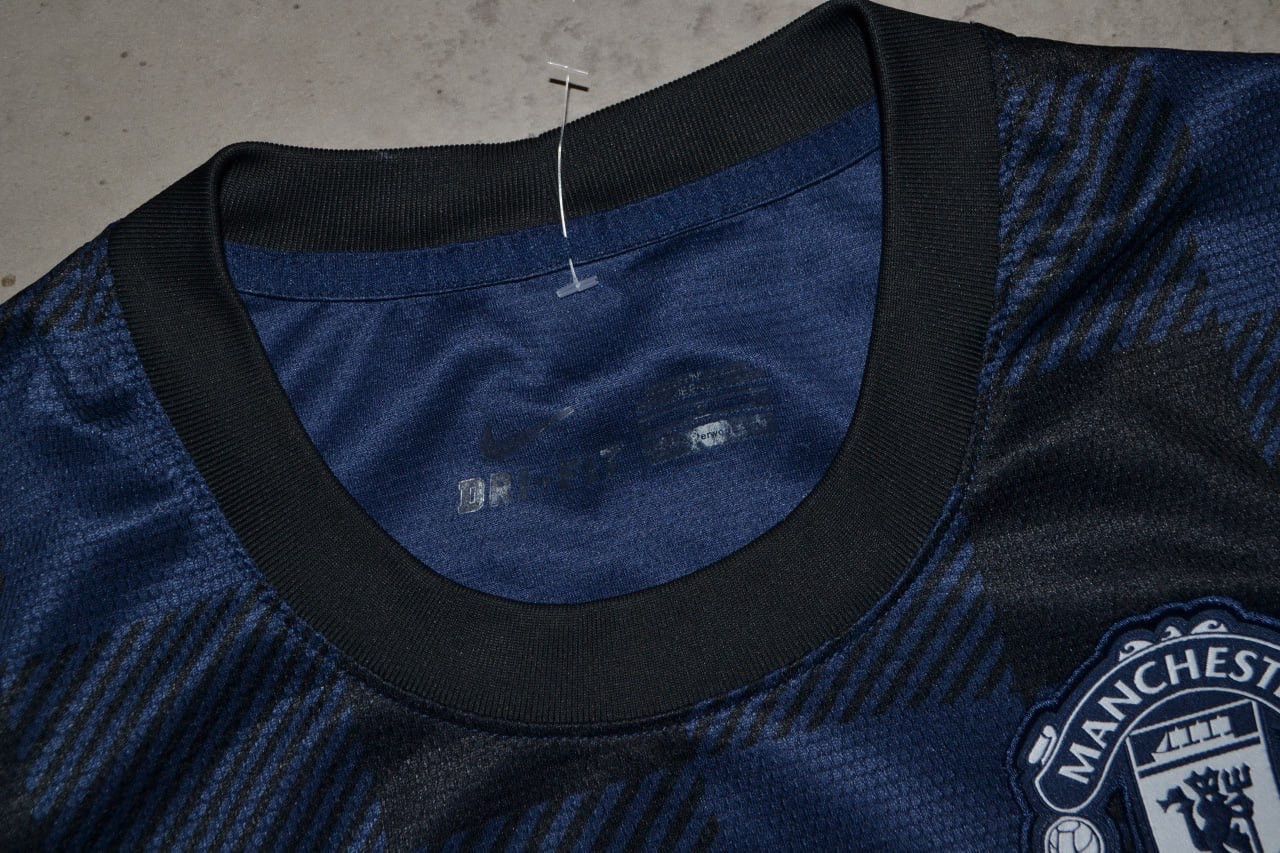 Nike MANCHESTER UNITED AWAY SHIRT FOOTBALL SOCCER NIKE SIZE S Size US S / EU 44-46 / 1 - 7 Thumbnail