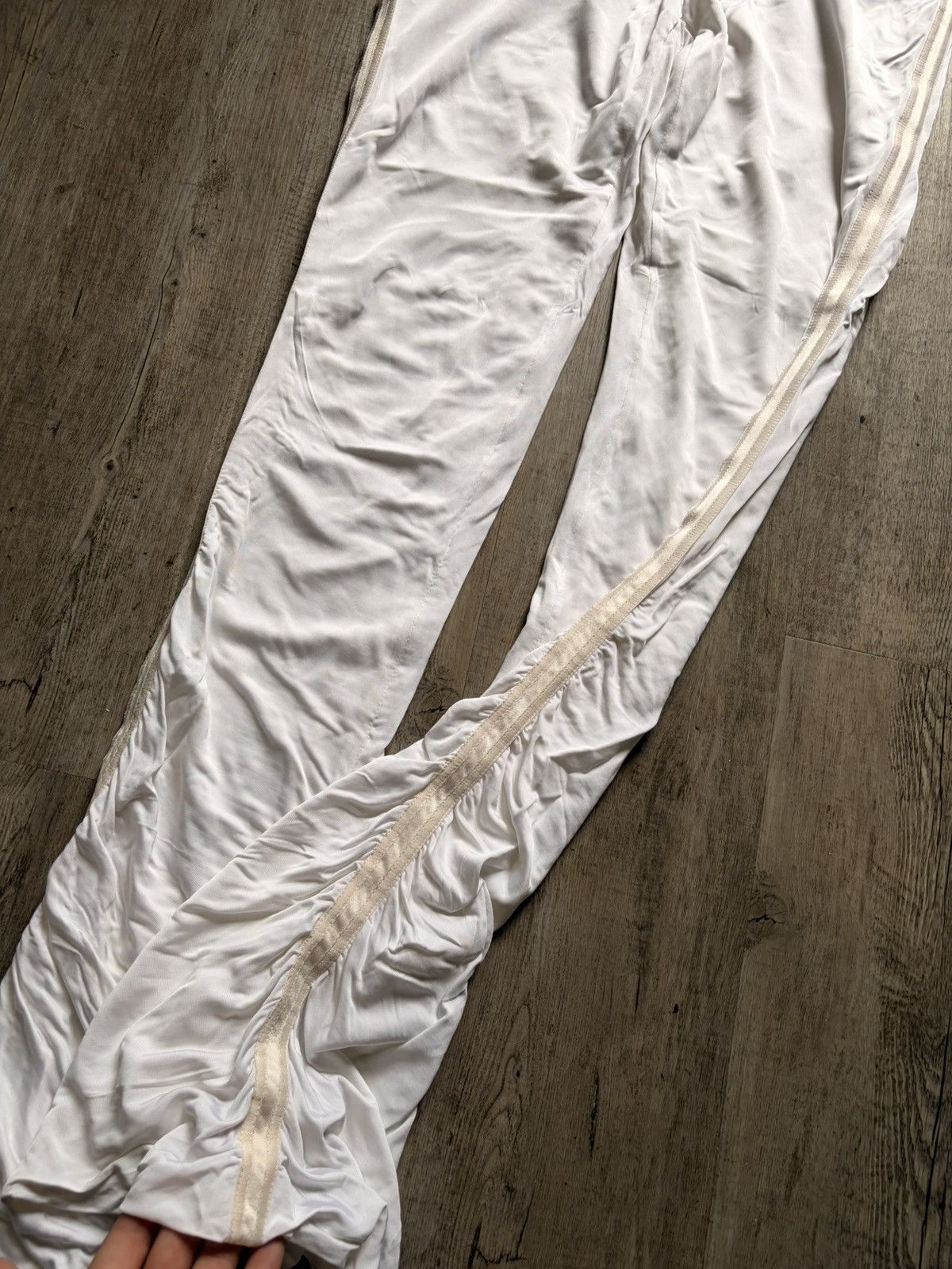 Gucci F/W 2004 Gucci by Tom Ford White satin trousers w/ bow trim Size 32" / US 10 / IT 46 - 7 Thumbnail