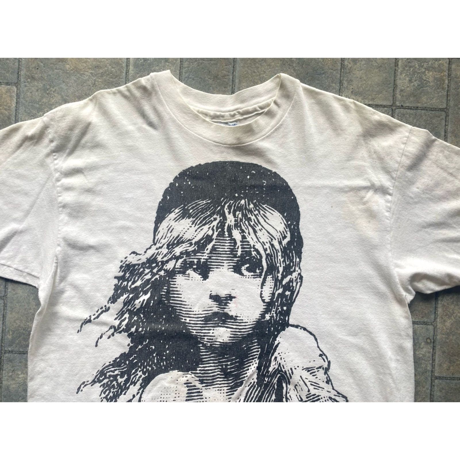 Hanes VINTAGE Hanes XL White Shirt Mens 1980s Les Miserables Movie 1986 T-Shirt Short Sleeve White 80s Theme Hanes XL Mens Shirt Size US XL / EU 56 / 4 - 3 Thumbnail