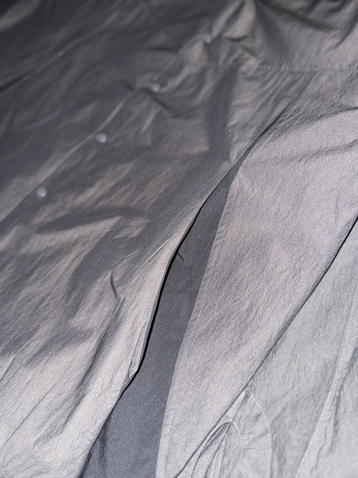 Japanese Brand [XL] Cost per Kilo Gathered Nylon Dart-Detail Shirt Charcoal Size US XL / EU 56 / 4 - 4 Thumbnail