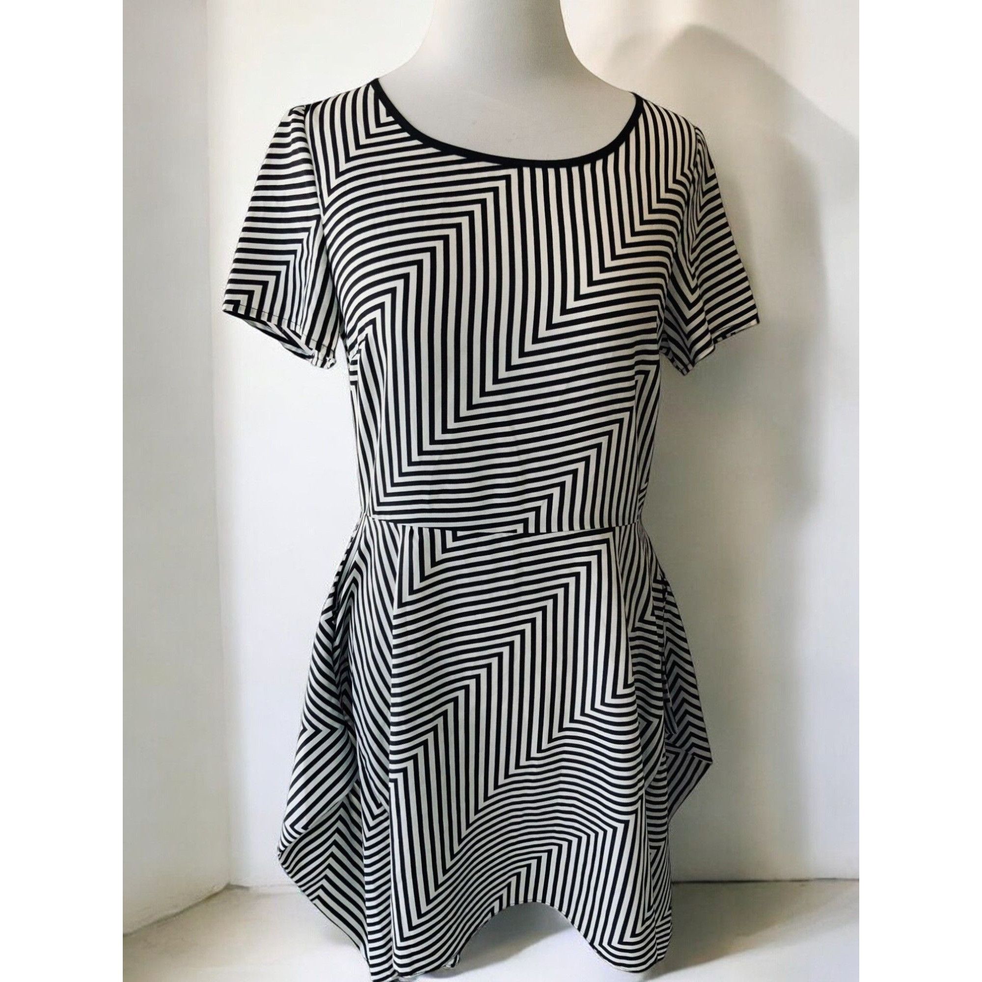 Bcbgmaxazria BCBGMAXAZRIA Womens Short Sleeve Chevron Print NEW Medium Size M / US 6-8 / IT 42-44 - 2 Thumbnail