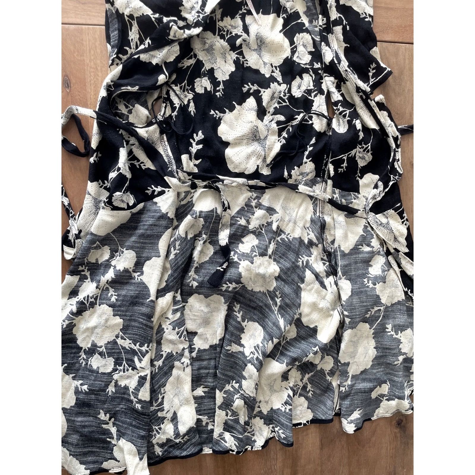Free People Free People Dress Mini Wrap XS Floral V-Neck Belted Short Sleeve Size XS / US 0-2 / IT 36-38 - 4 Thumbnail