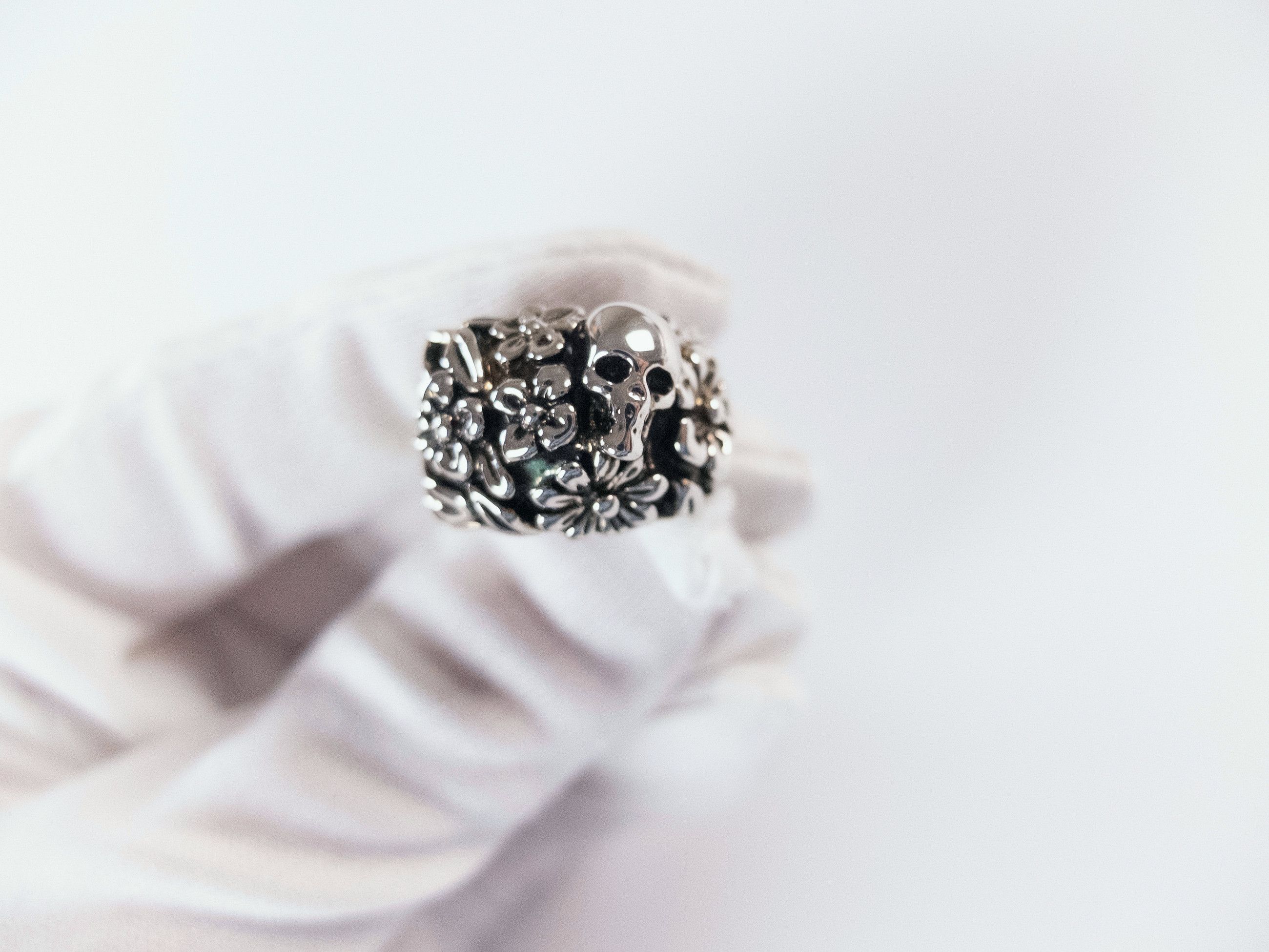 Alexander McQueen ALEXANDER MCQUEEN silver tone metal Floral Skull ring 9 19 q Size ONE SIZE - 7 Thumbnail