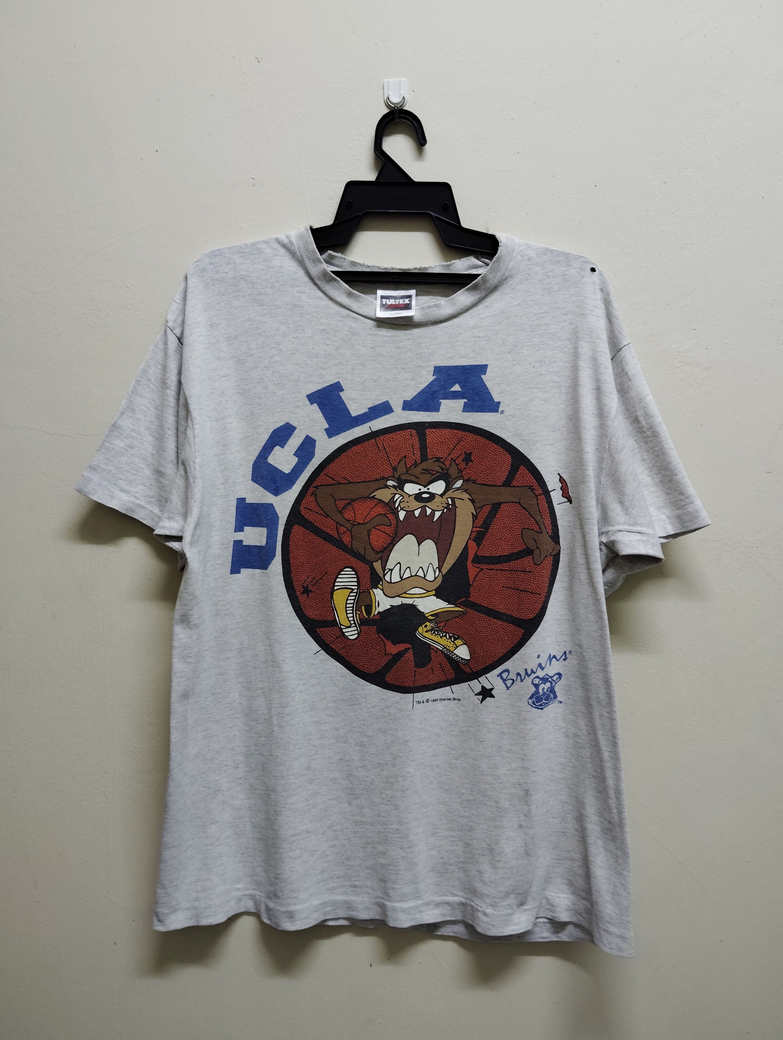 Warner Bros TASMANIAN DEVILS BIG PRINT UCLA BRUINS T-SHIRT Size US L / EU 52-54 / 3 - 2 Thumbnail