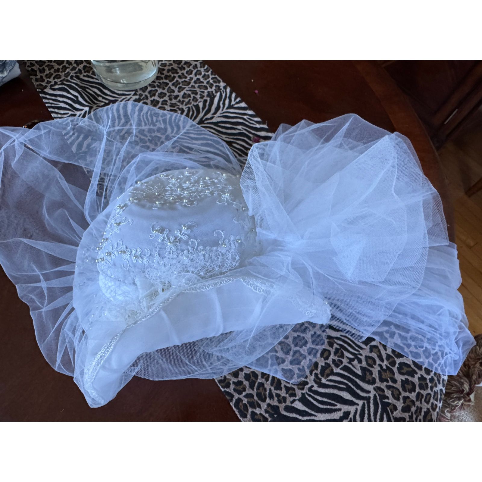 Luxe Vintage Eve of Milady Lace Stunning Wedding Dress with Hat Size S / US 4 / IT 40 - 4 Thumbnail