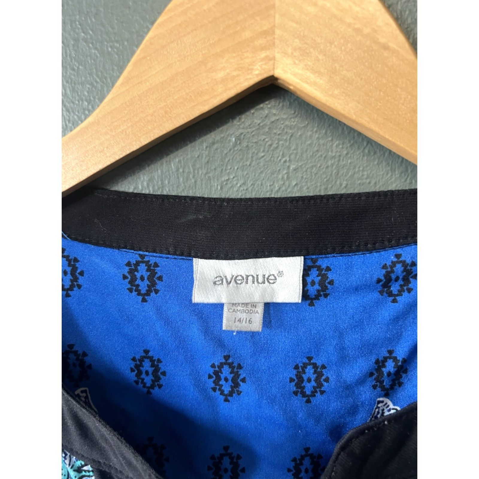 Avenue Avenue Blue Sleeveless Abstract Graphic Blouse Tank Plus 14/16 Womens V-Neck Size XL / US 12-14 / IT 48-50 - 3 Thumbnail
