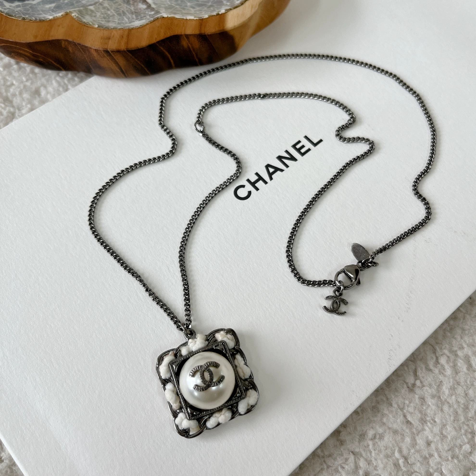 Chanel Chanel Pearl Necklace 0975 Size ONE SIZE - 1 Thumbnail