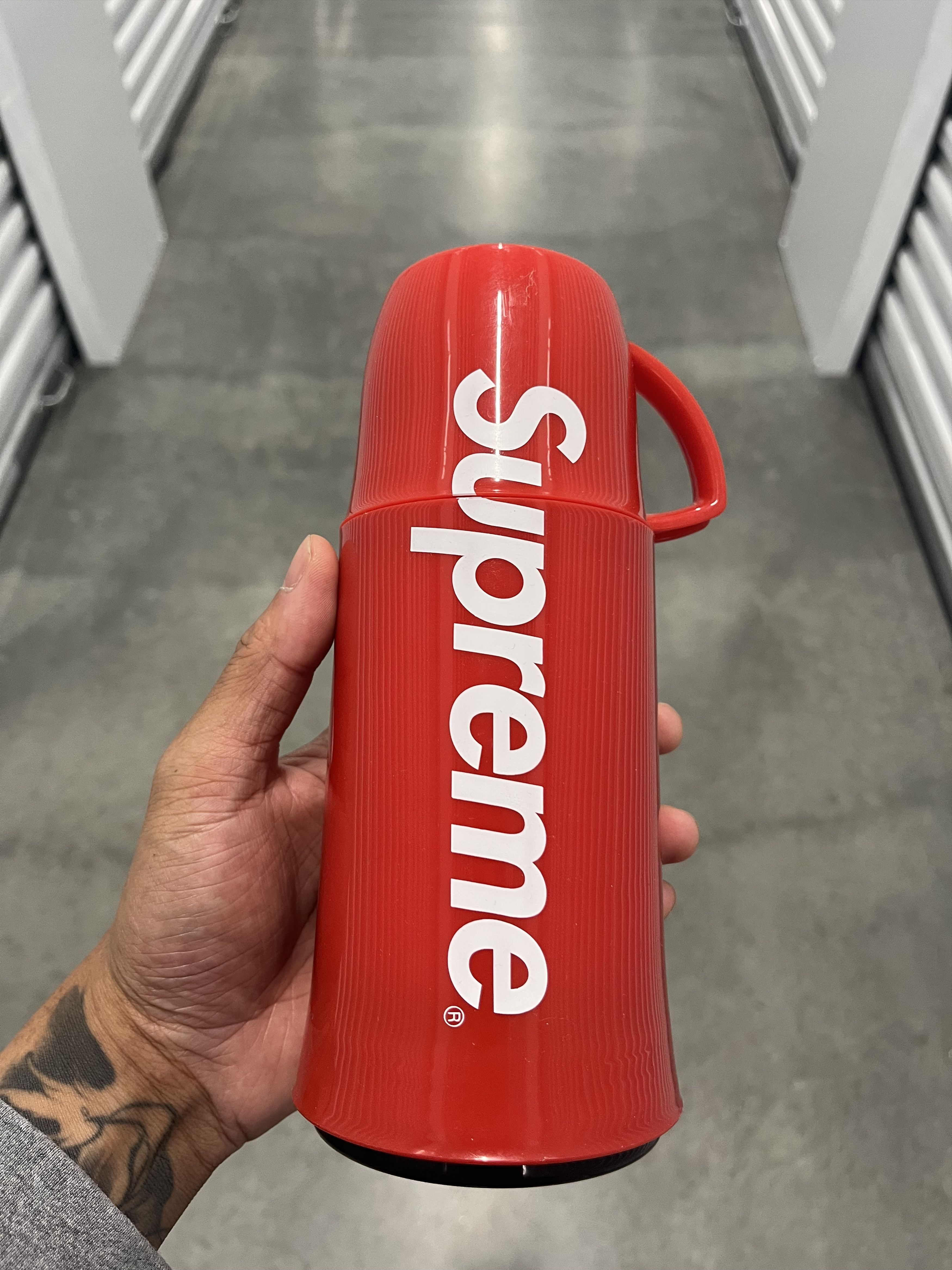 Supreme Supreme x Thermos Helios Red Travel Mug Cup bottle Size ONE SIZE - 1 Thumbnail