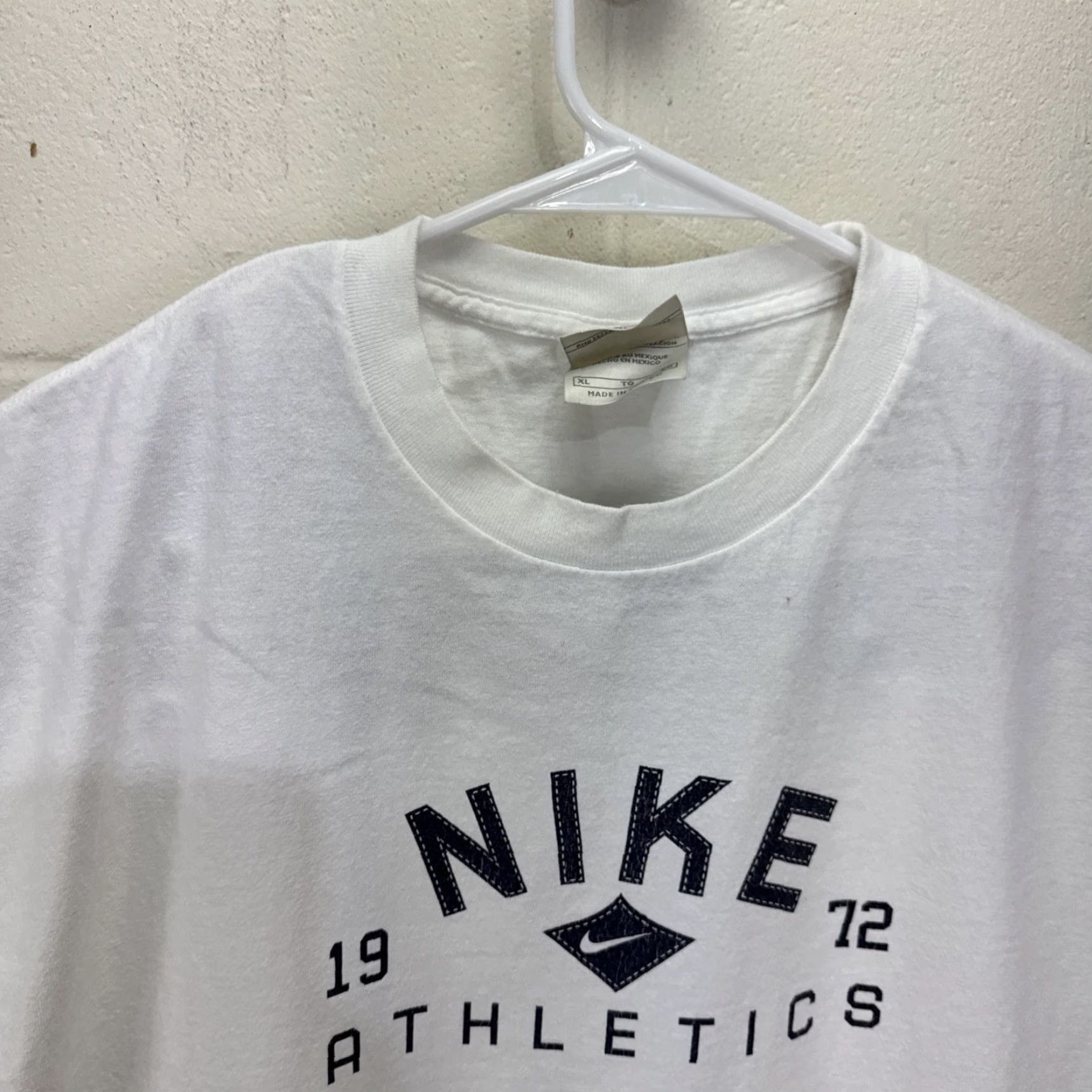 Nike VINTAGE Nike T-Shirt Swoosh 1972 Graphic White Mens XL Crew Neck Short Sleeve 2000s Sports 80s 90s Size US XL / EU 56 / 4 - 4 Thumbnail