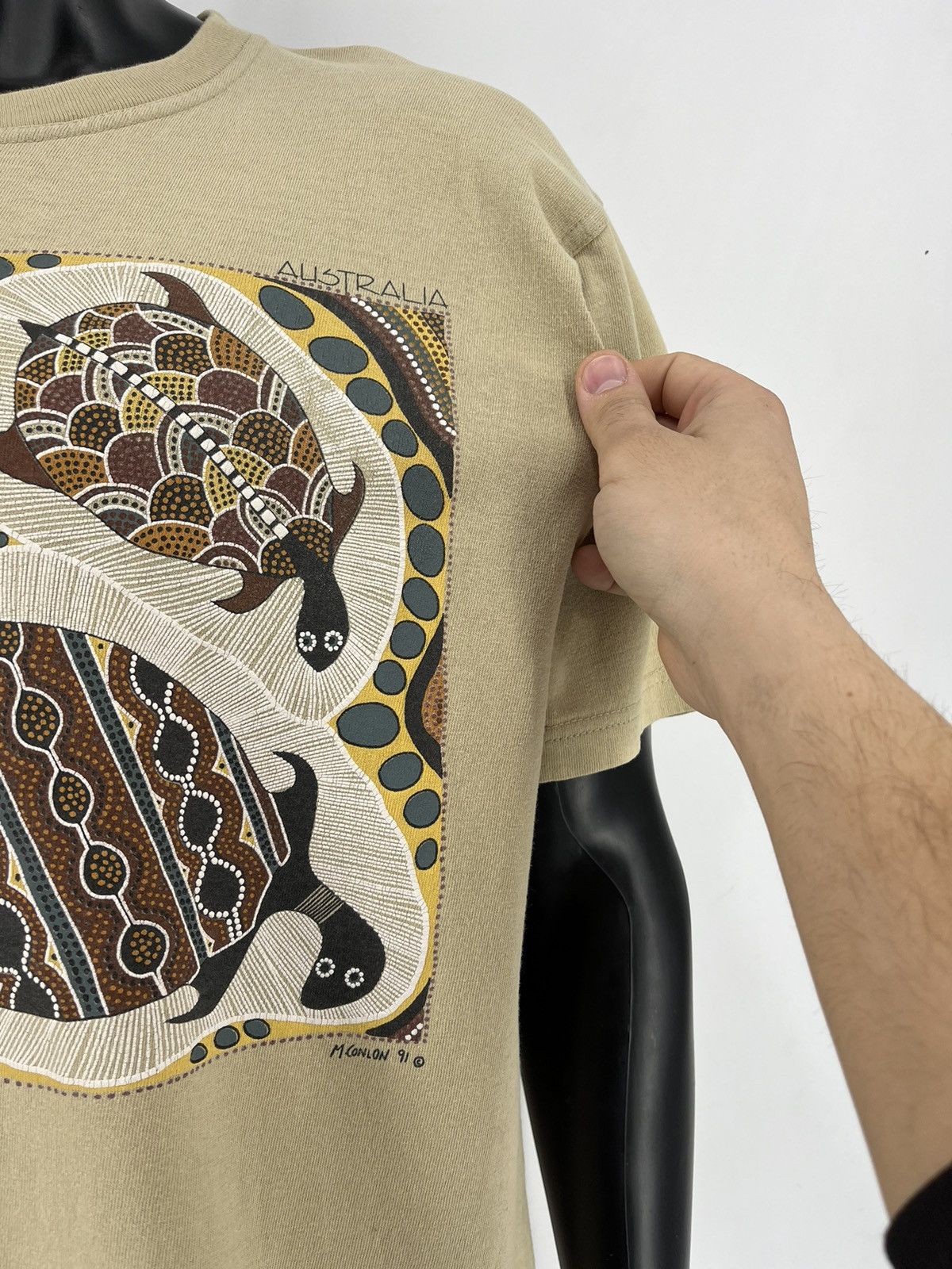 Vintage Vintage 1991 Max Conlon Turtles Laying Eggs Aboriginal Art Size US XL / EU 56 / 4 - 7 Thumbnail